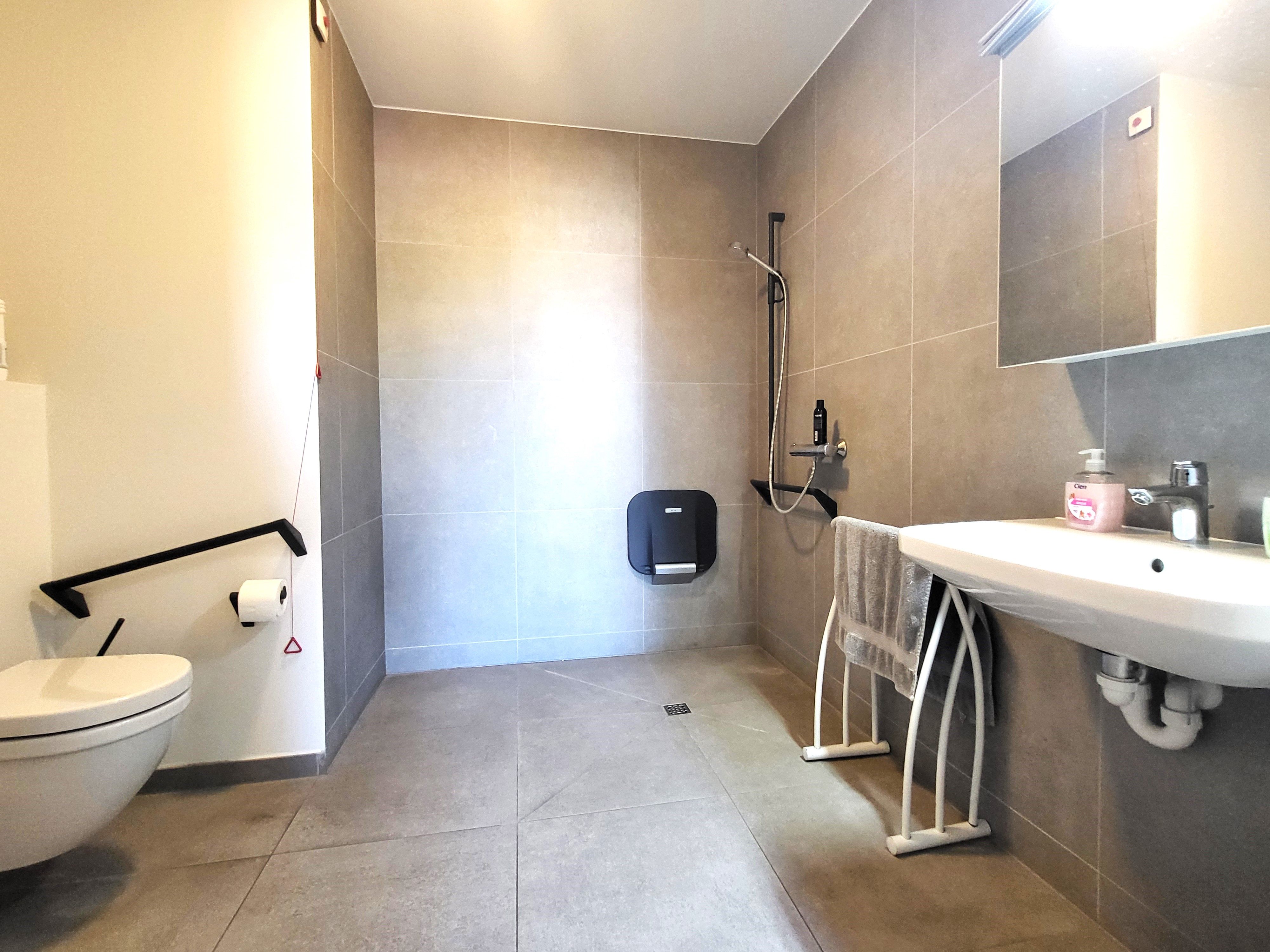 Prachtige assistentiewoning van 70m² met zonnig terras en gemeenschappelijke tuin, veel lichtinval! Ideale investering, verhuurd aan 26,21€/ dag.  foto 13
