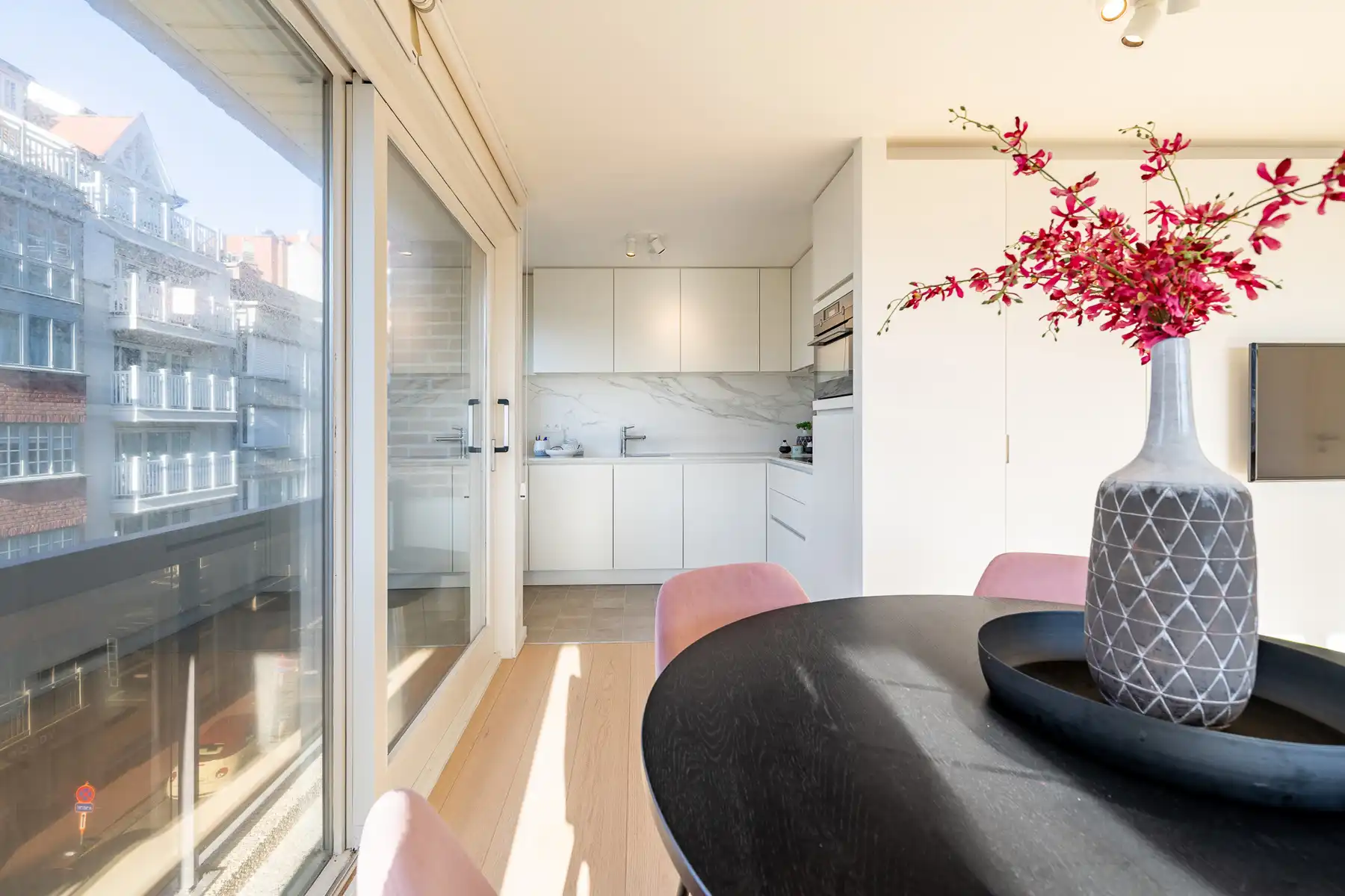 Gerenoveerd en gemeubeld appartement op toplocatie - Open zicht foto 5