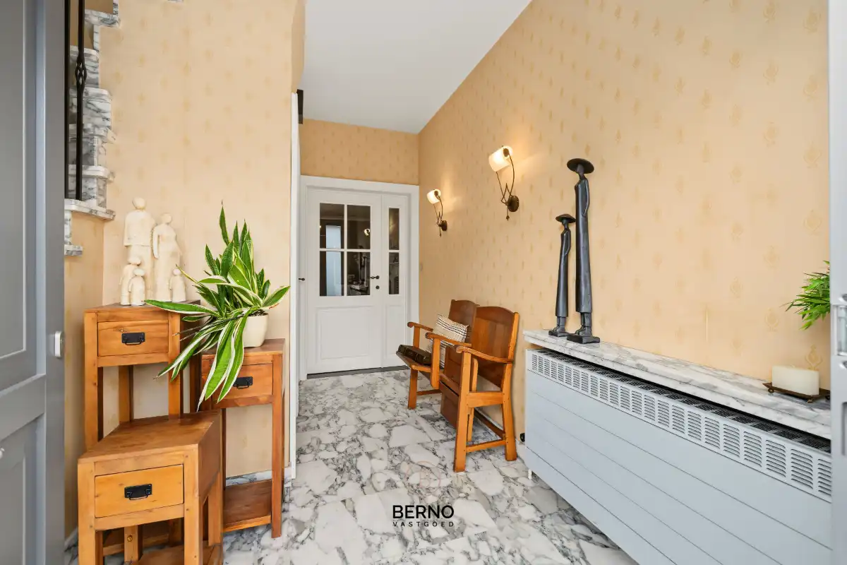Statige en uiterst ruime halfopen bebouwing op toplocatie foto 3