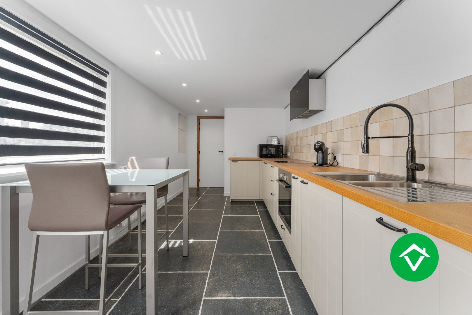 Volledig gerenoveerde alleenstaande woning in Izenberge foto 12