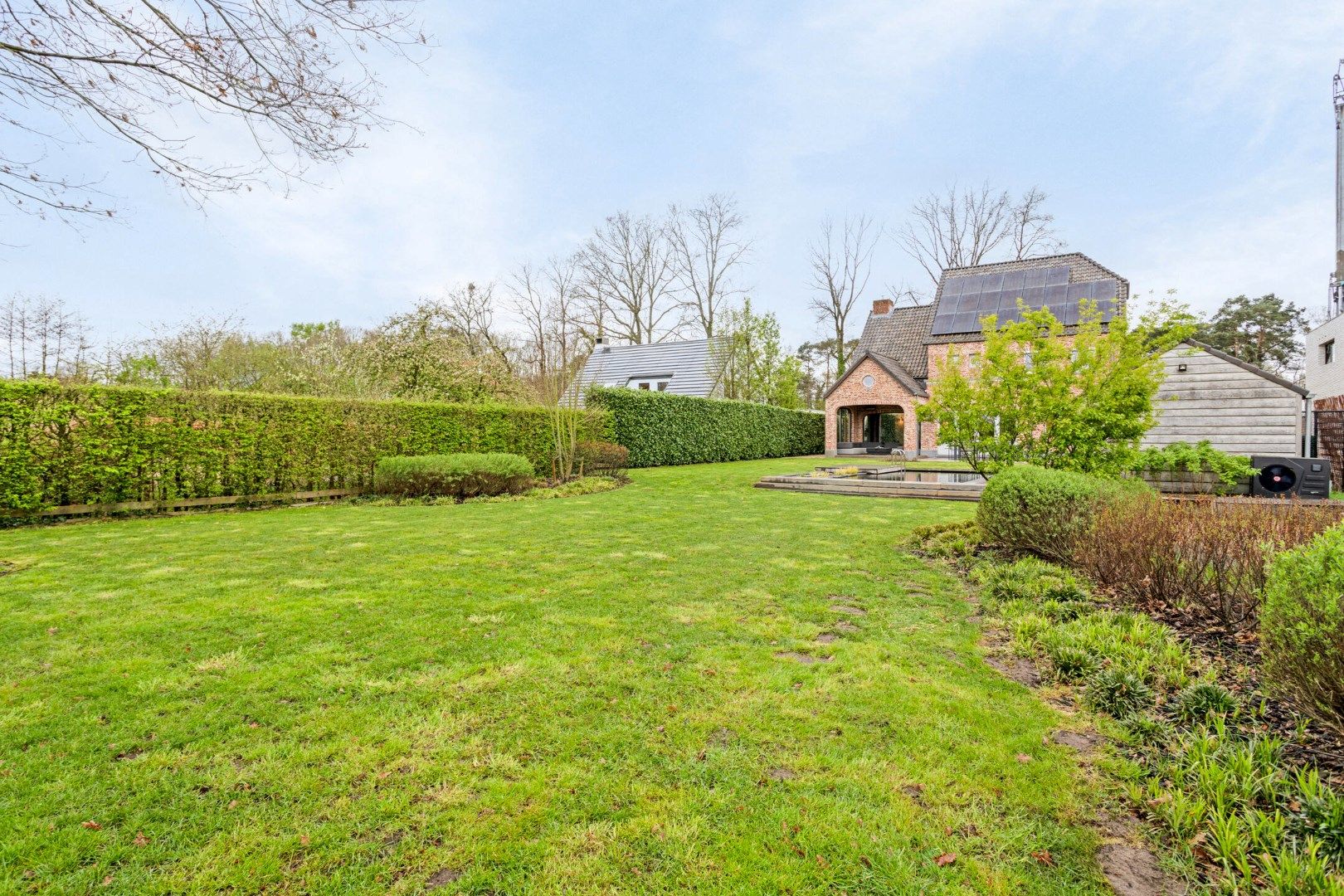 Ruim ingedeelde kwalitatieve villa op 12 are met adembenemd zicht op achterliggend groen. foto 48