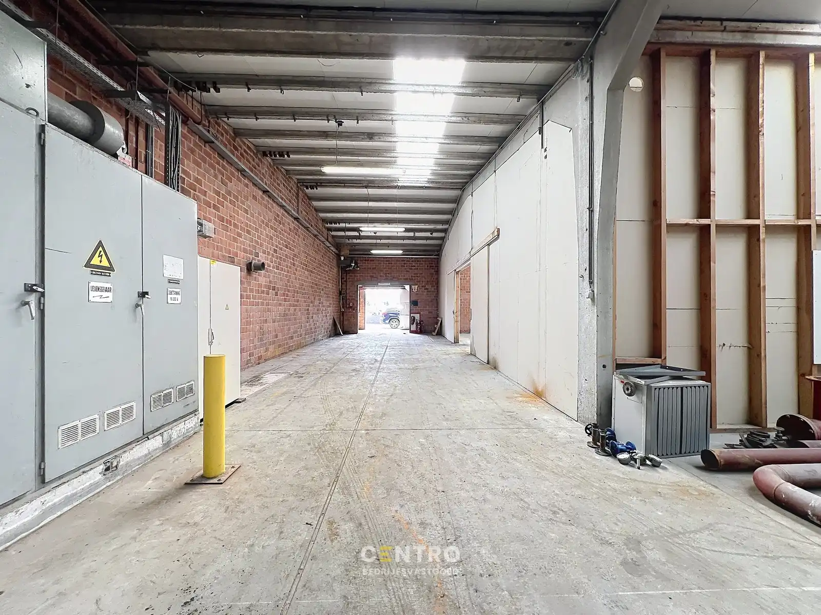 Baanwinkel voor bedrijf (productie, opslag, techniek, recreatie) met bijkomende verkoop naast Lecot, Basic-Fit, Hopsiepops, Eldi, Van Haaren,... vlak bij de RING aan de Poort tot Poperinge ! foto 6