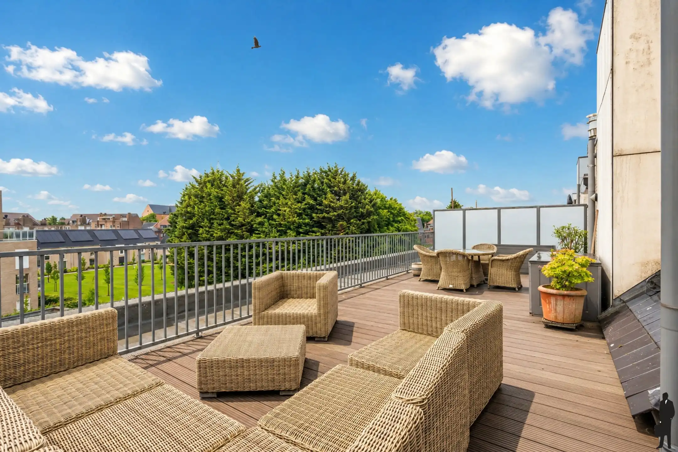 Uitstekend, licht appartement - riant zonneterras en garage foto {{pictureIndex}}