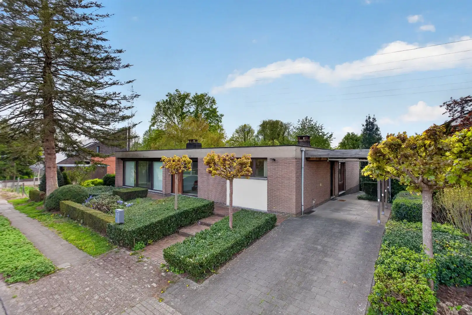 Ruime gelijkvloerse woning met veel potentieel op rustige ligging in Mol foto 2