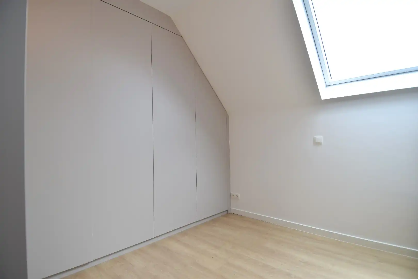 Recent appartement met 2 slaapkamers, ruim zonnig terras én zolder te koop in Sint-Eloois-Winkel foto 12