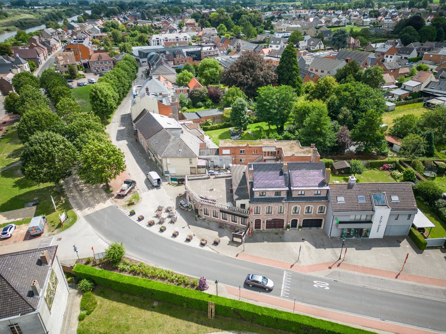 Horecazaak met appartement te koop in Schellebelle foto 3