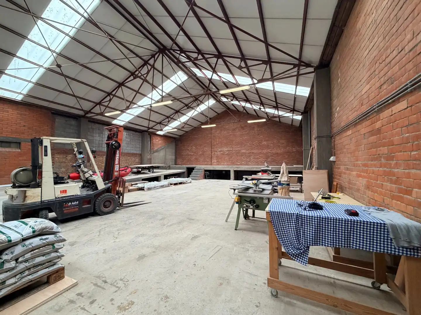 Loods met een oppervlakte van ± 300 m² in centrum Tielt! foto 3