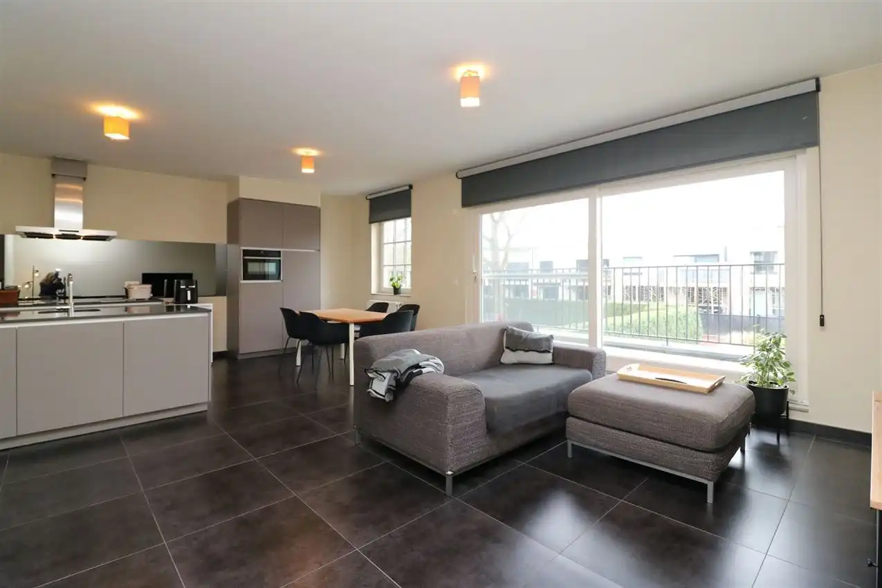 App. met 2 slpk., terras en autostaanplaats, rustig gelegen foto 5