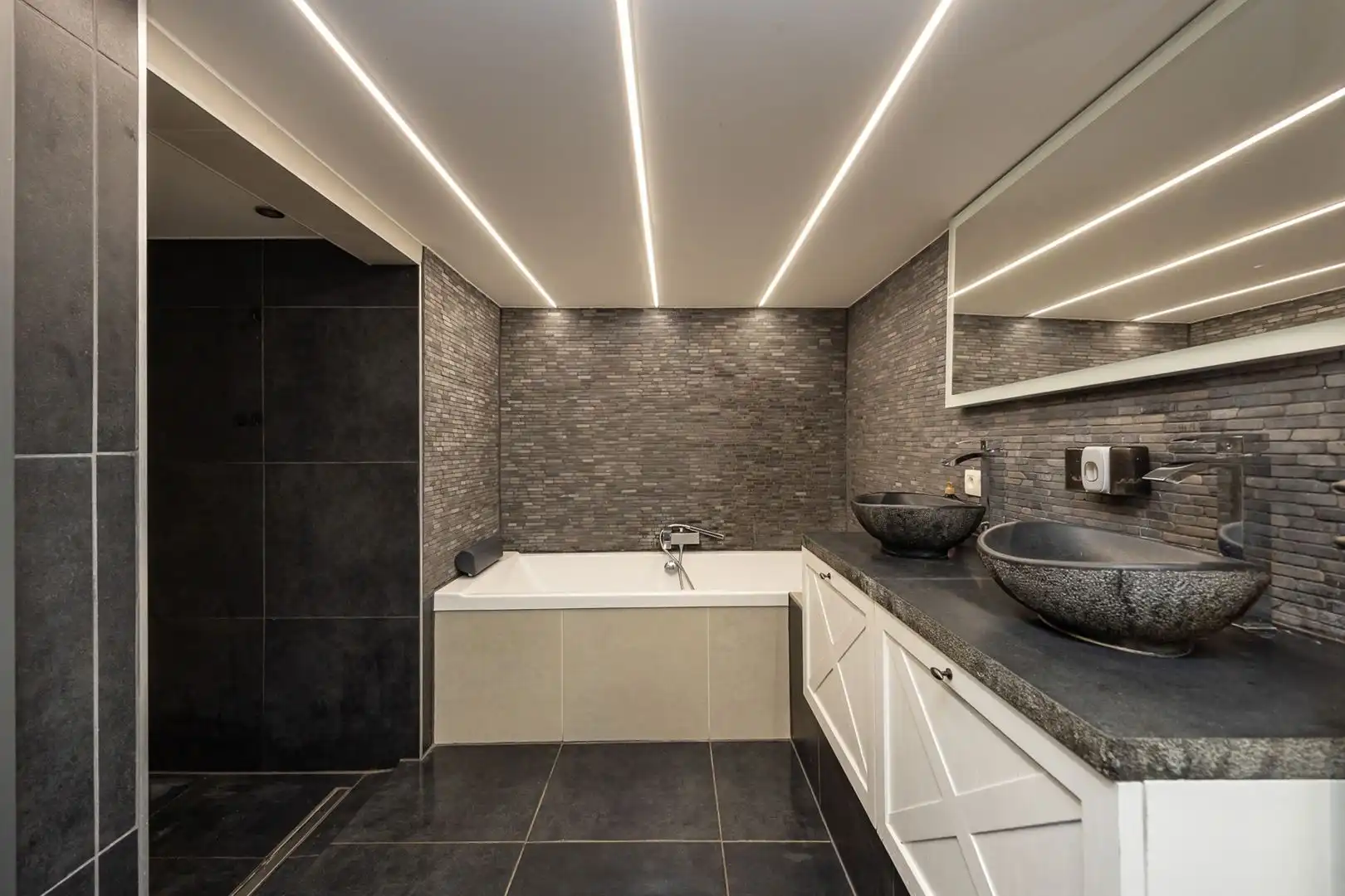 Een ruime halfopenbebouwing op 2000m2 foto 13