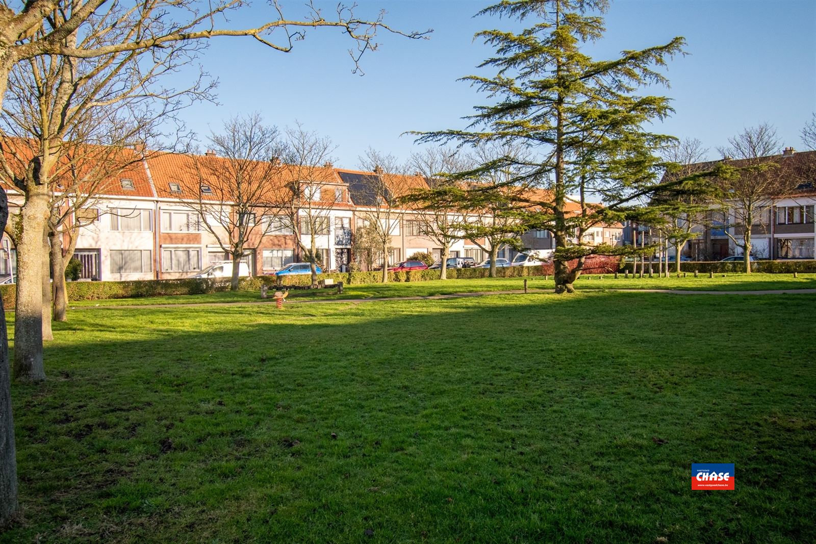 Instapklare gezinswoning met 3 tot 5 slaapkamers en tuin foto 2