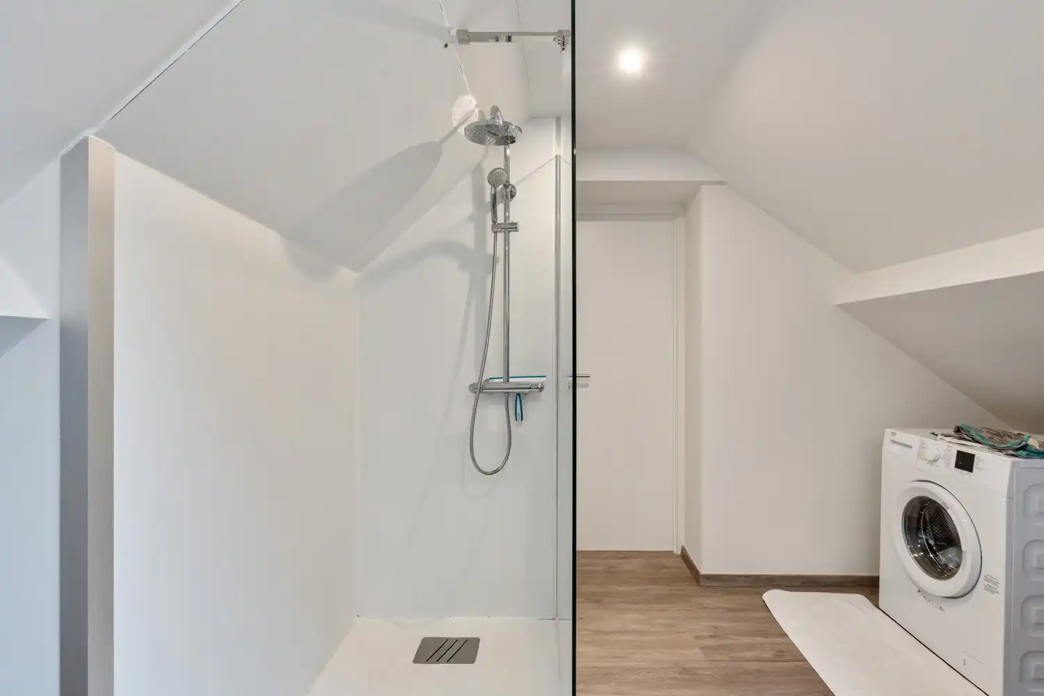 Gerenoveerd handelspand met appartement op gunstige locatie! foto 11