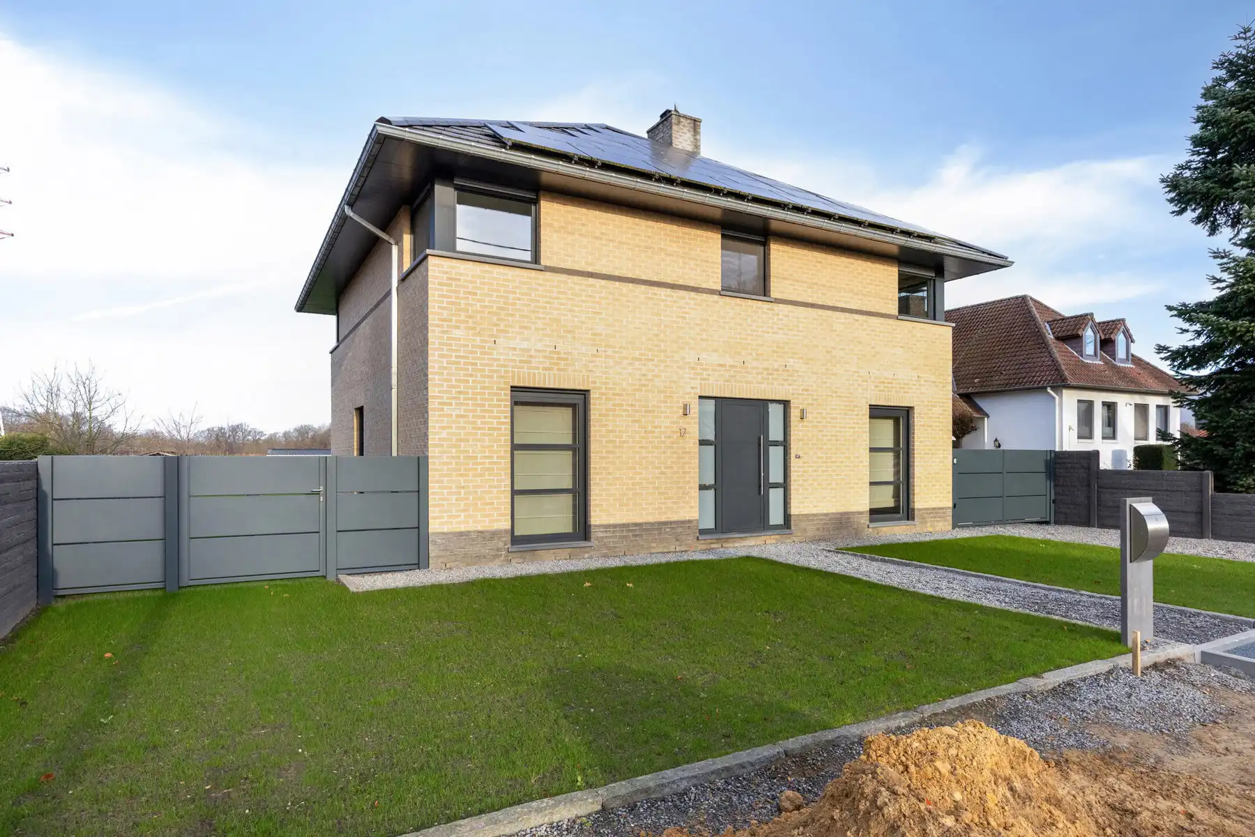 Luxueuze woning met 4/5 slpk. op 11a90ca in Neeroeteren.  foto {{pictureIndex}}