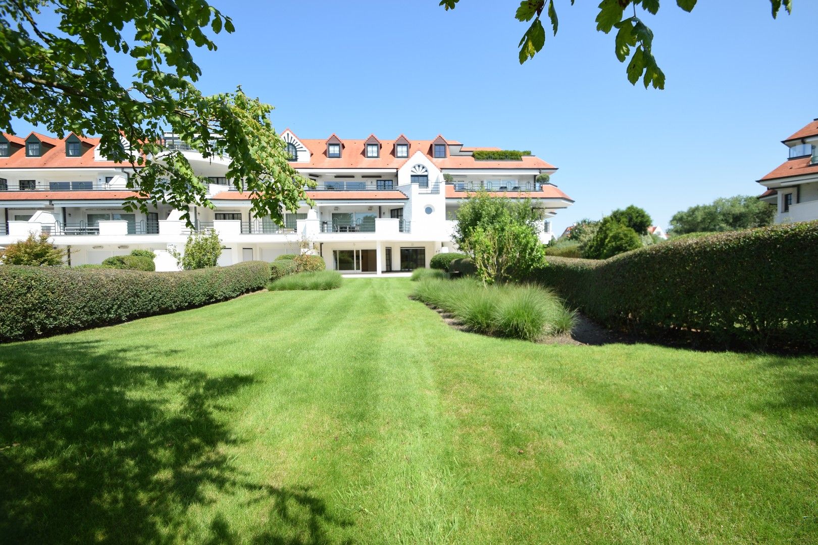 Zonovergoten tuin appartement met groot terras en prachtige tuin gelegen in het exclusieve domein Tennis Gardens. foto {{pictureIndex}}