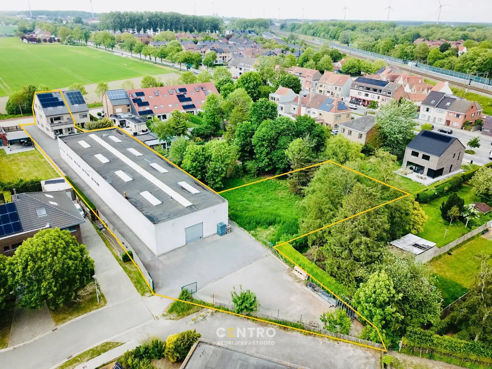 Strategisch gelegen BEDRIJFSPAND met magazijn, kantoren, verhuurd appartement & perceel bouwgrond (villa-bouw) nabij autosnelwegen te 8000 Brugge foto 2