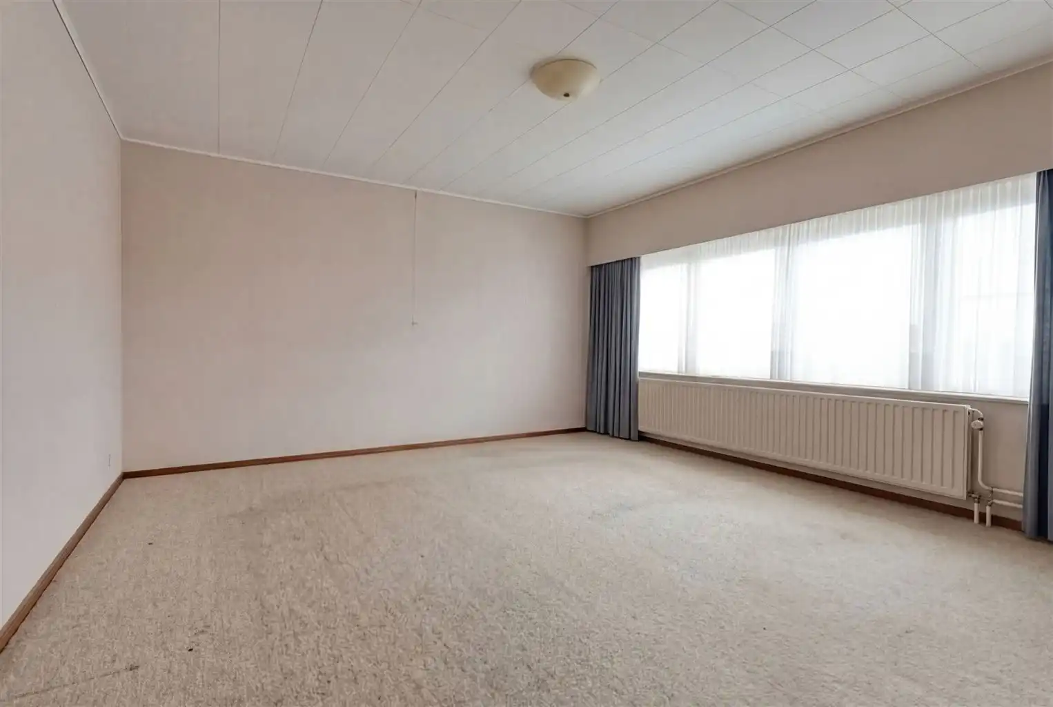 Ruime halfopen stadswoning met 3 slaapkamers, gezellige binnenkoer en achterliggende loods in het centrum van Maaseik. foto 15