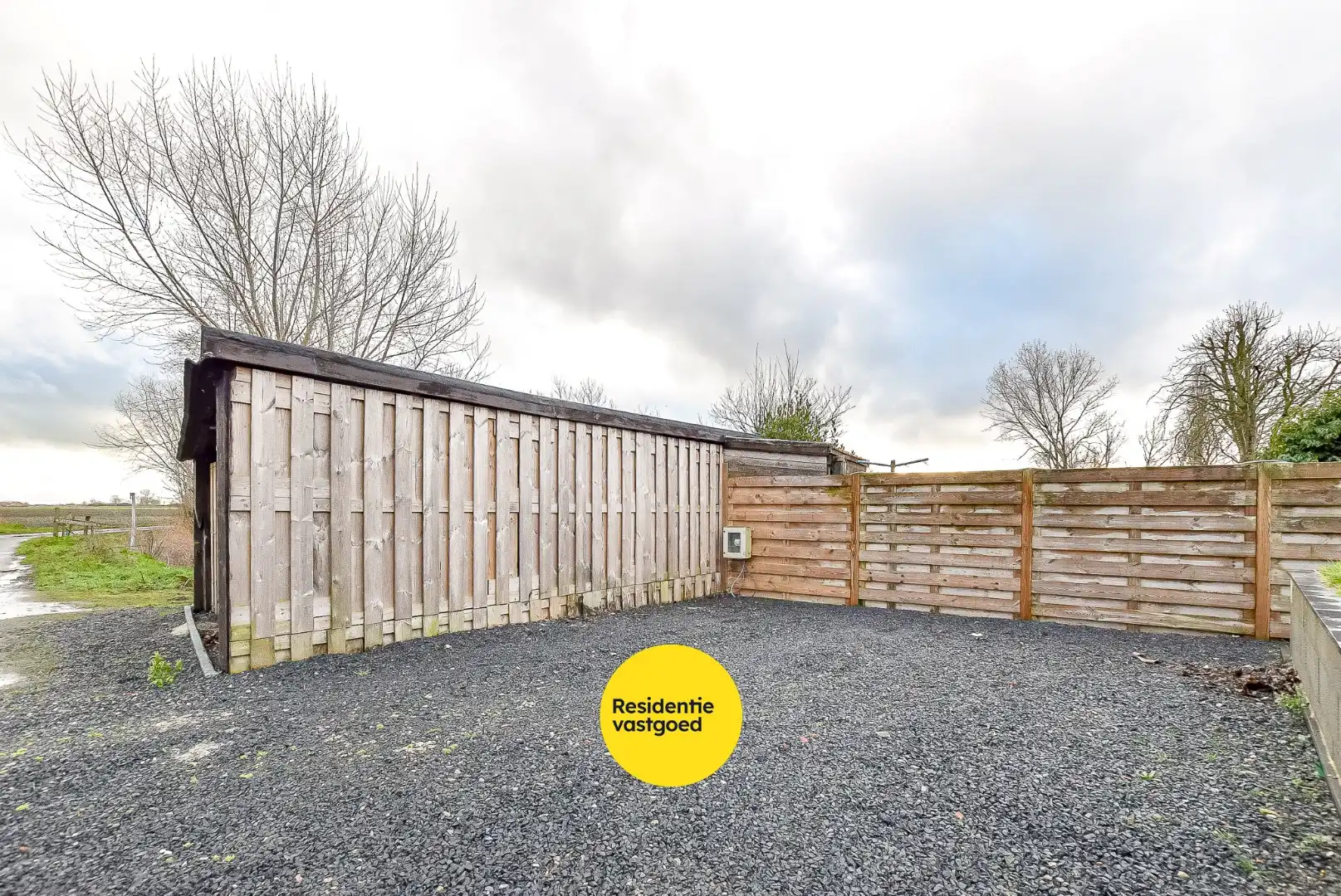 Gezellige halfopen woning met tuin en parking foto 18