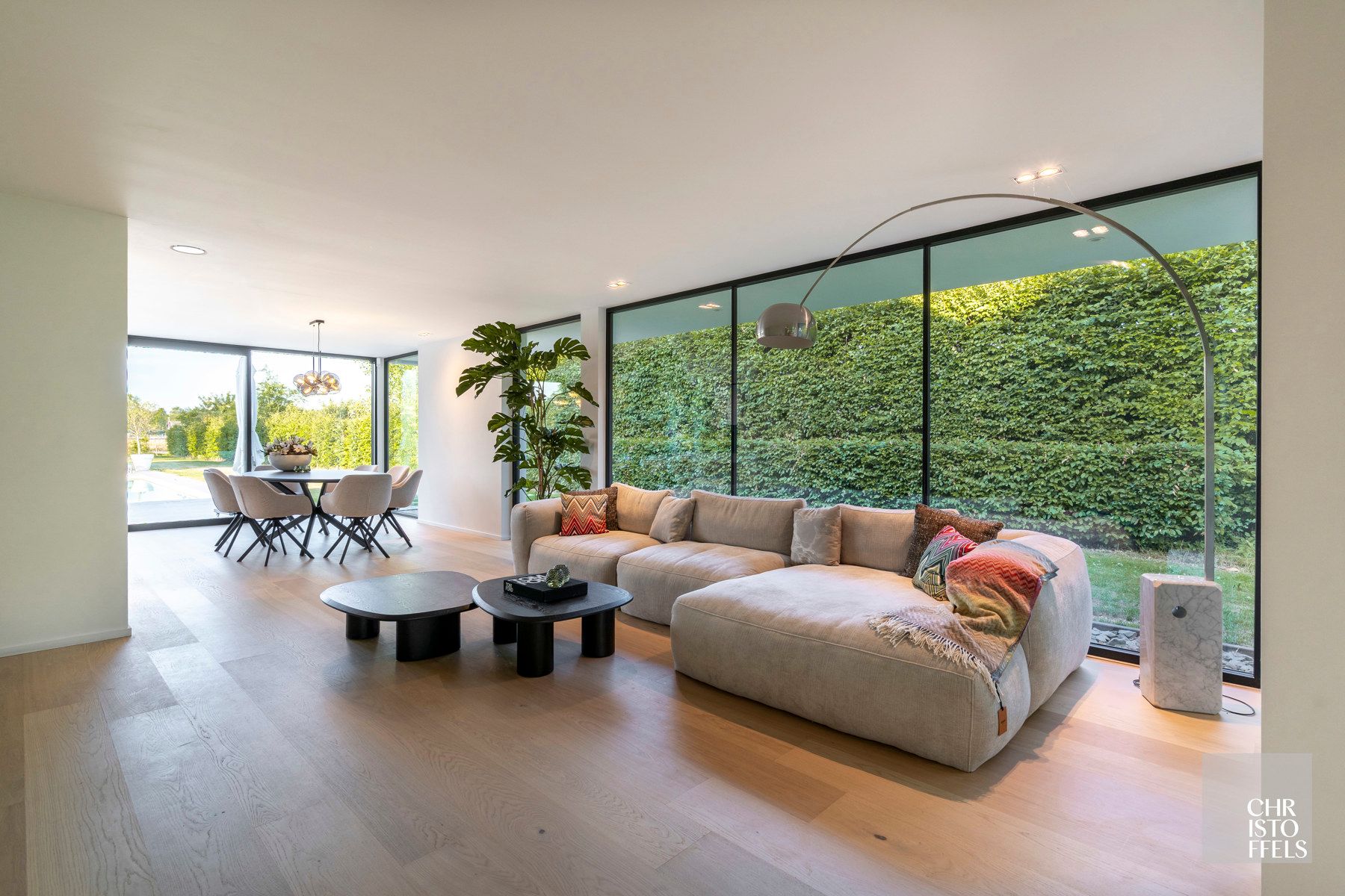 High-end gerenoveerde eigentijdse villa op een perceel van 4.379m² te Hasselt! foto 4