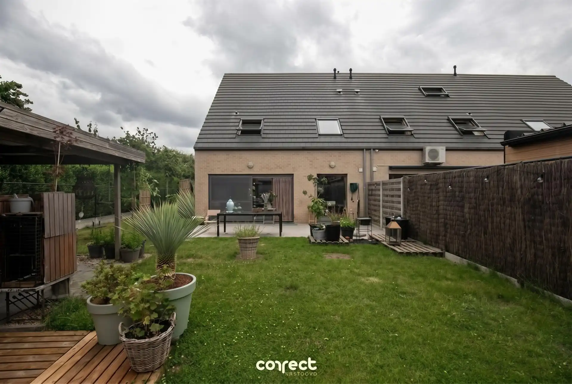 Recente woning met garage en 3 slaapkamers. foto {{pictureIndex}}