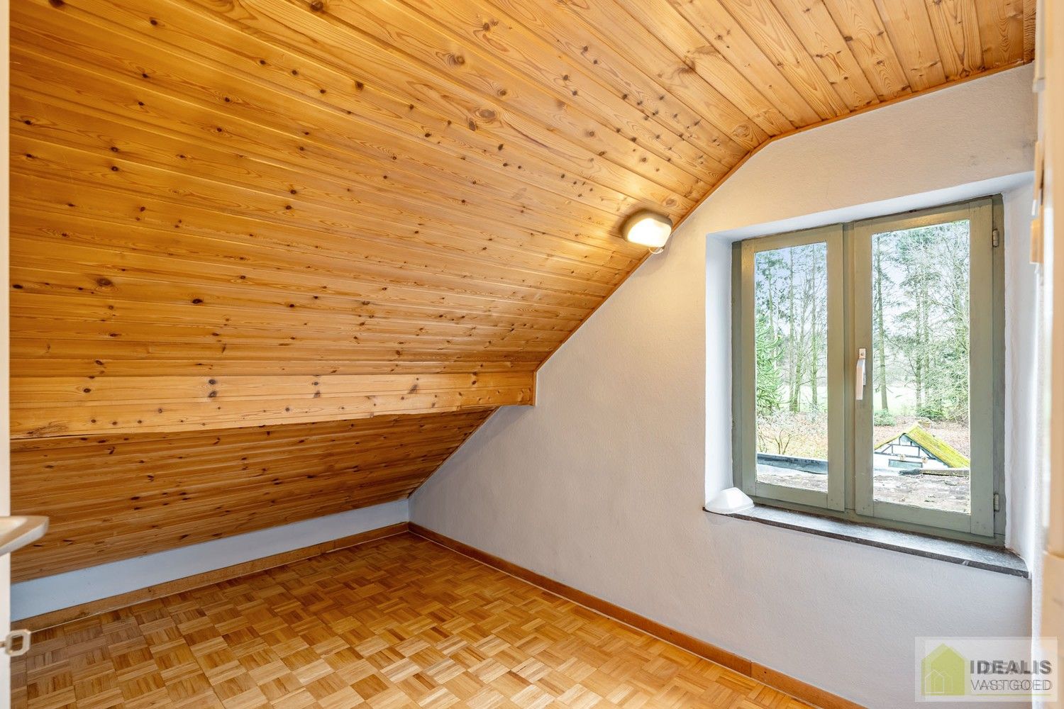 IDEALIS VASTGOED – Ruime te renoveren villa op riant perceel! De villa omvat 198m² netto bewoonbare oppervlakte met een ruime woonkamer en aansluitend uitgeruste keuken, badkamer, 2 grote en 1 kleine slaapkamer, kelder, veranda en 2 garages met sectionale poort van ca. 100m². De villa is gelegen op een prachtig perceel met een oppervlakte van ca. 1,1 hectare (11.000m²)! omgeven door bosgebied! Zeer geschikt voor kandidaten op zoek naar een unieke locatie zeer centraal gelegen, doch volledig omgeven door groen. foto 25