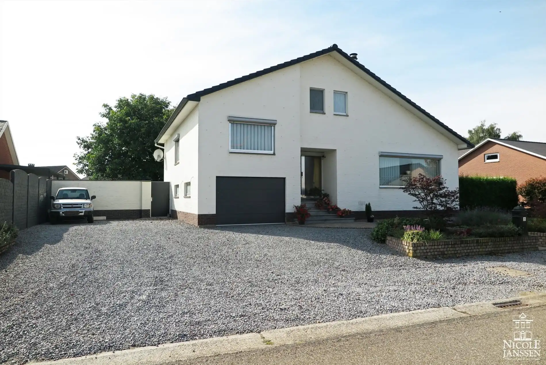Hoofdfoto van de publicatie: Praktisch split-level huis met mooi aangelegde tuin, zwembad en inpandige garage