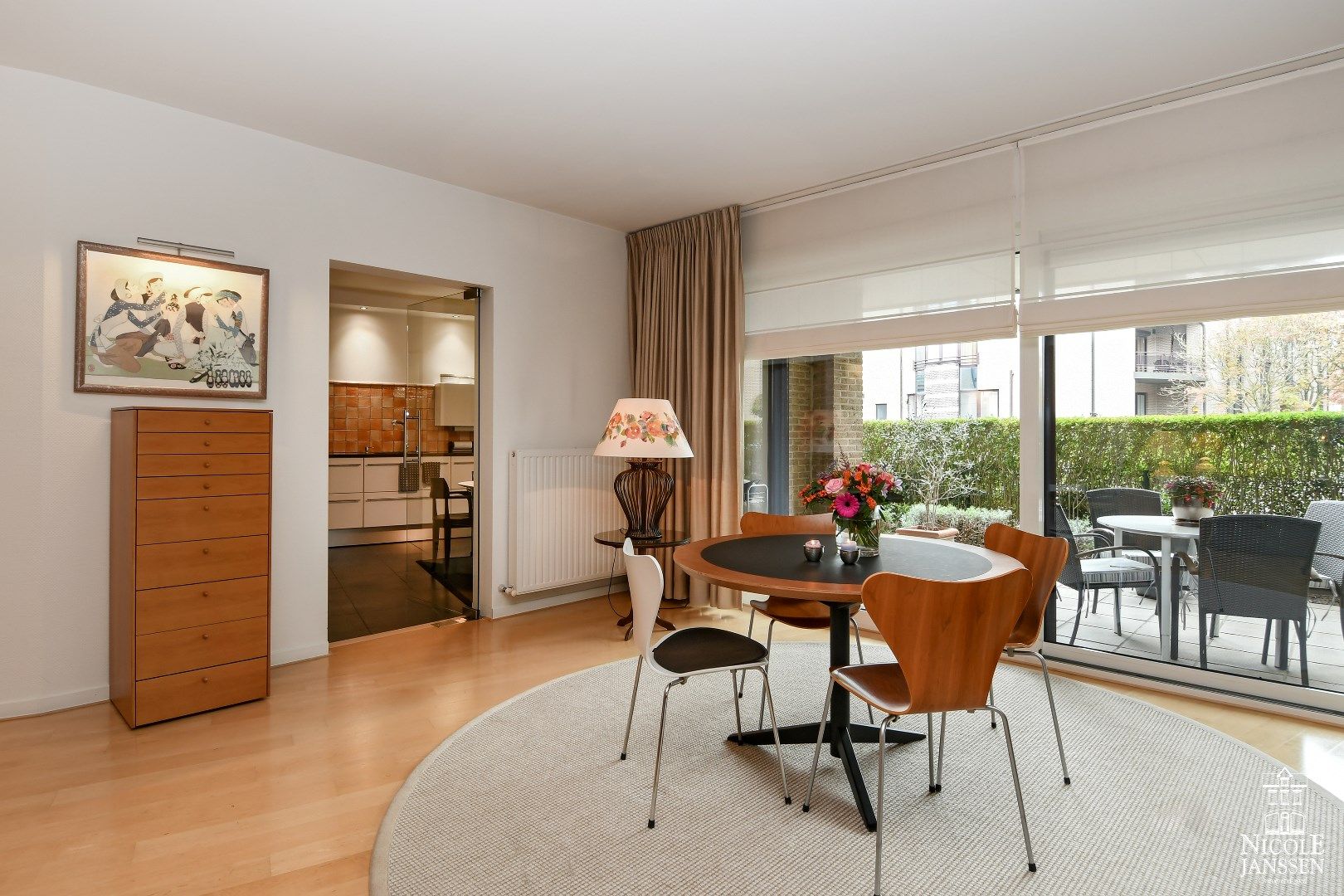 Gelijkvloers luxe-appartement foto {{pictureIndex}}