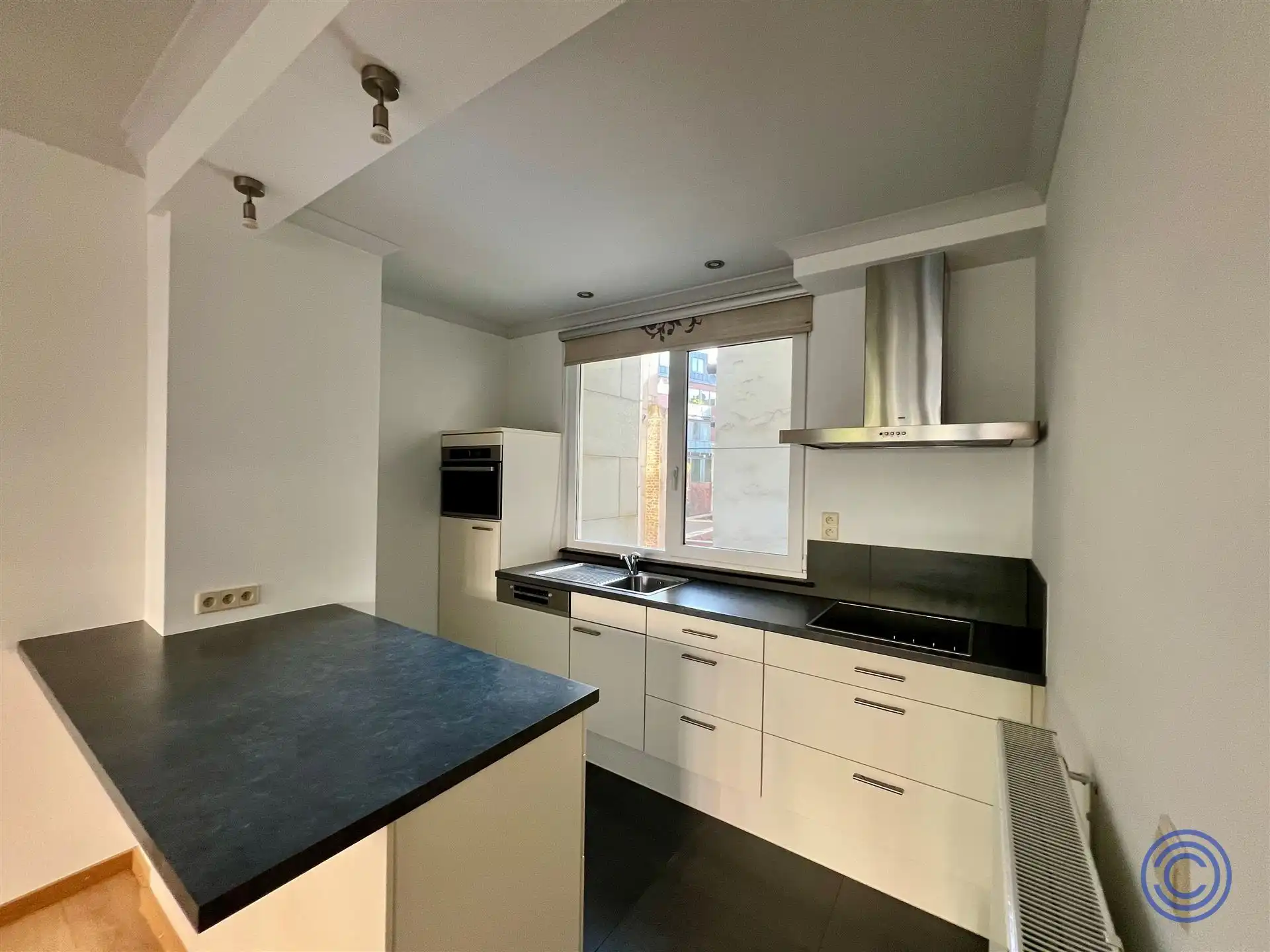 Ruim 2-slpk appartement op toplocatie + garage! foto 5