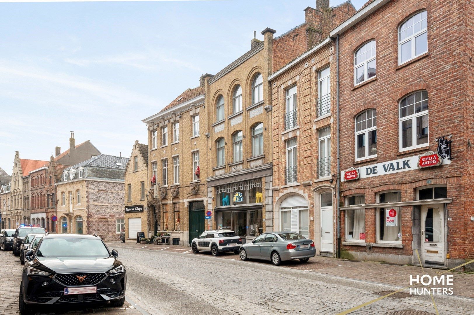 Herenwoning met ruime handelsruimte (350 m² +) dubbele garage en zij-ingang foto 2