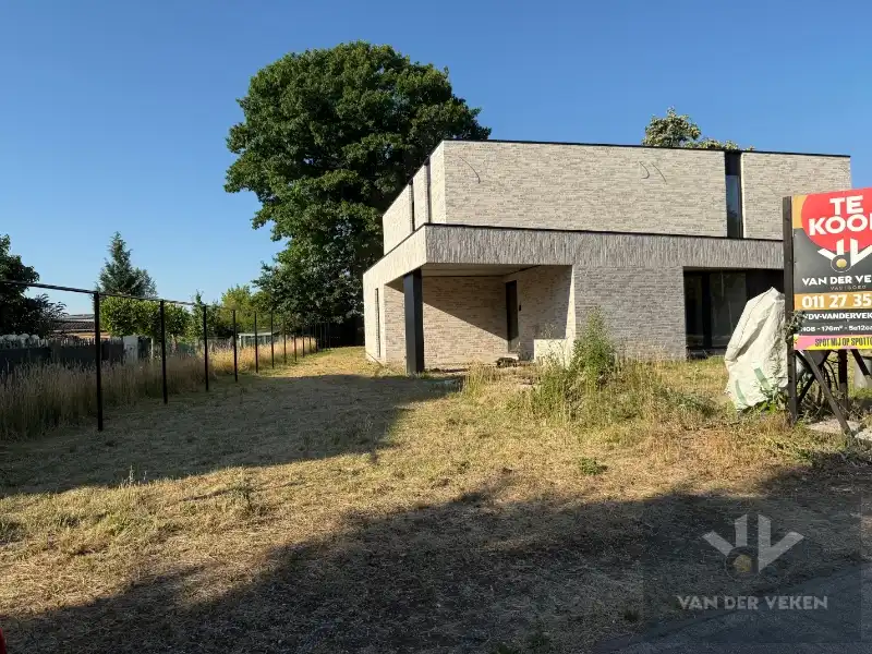 Ruime en volledig afgewerkte half open BEN-woning met 3 slaapkamers te bewonderen in het gezellige Kermt foto {{pictureIndex}}