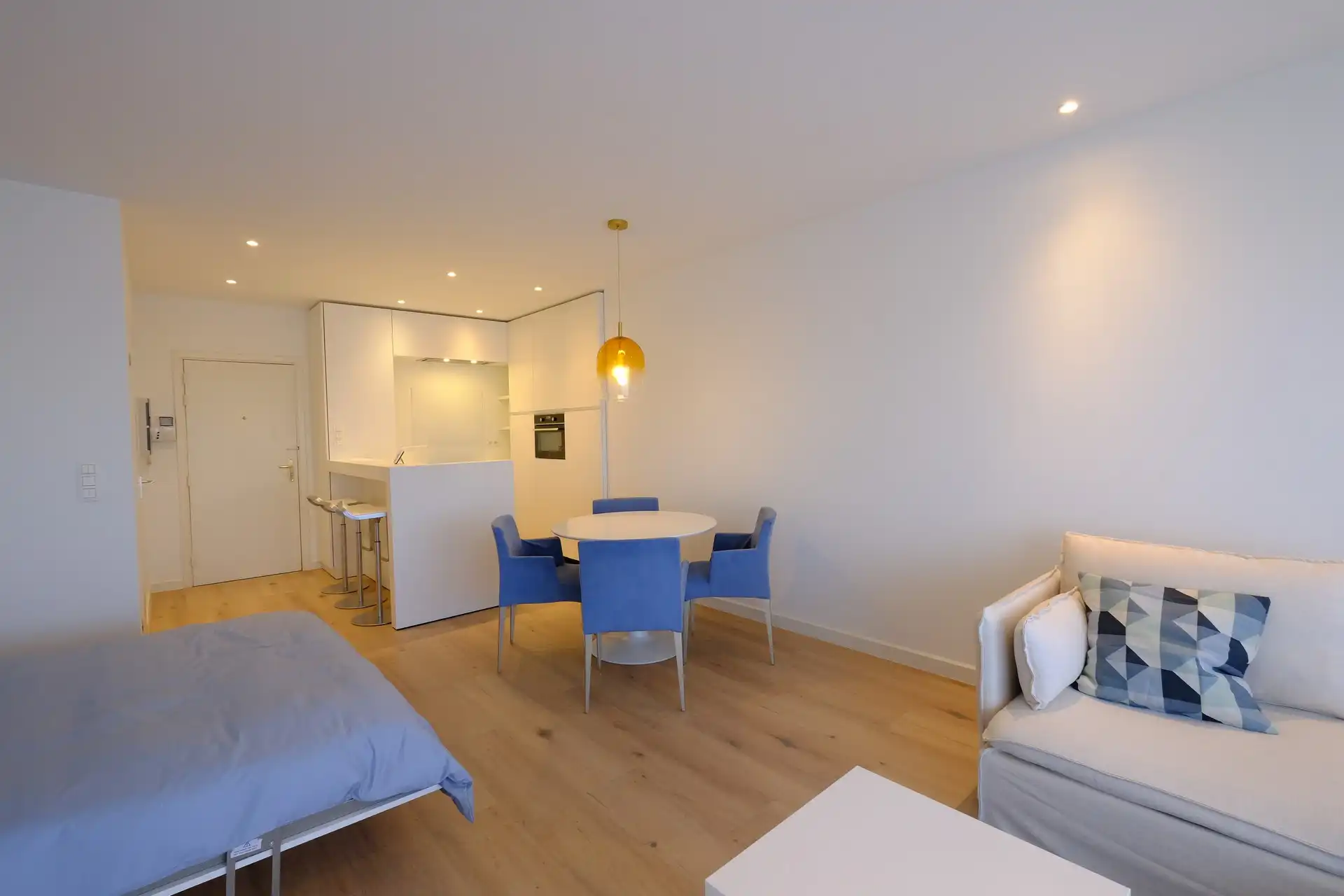 Gerenoveerde gemeubelde studio in centrum Hasselt met autostaanplaats foto {{pictureIndex}}