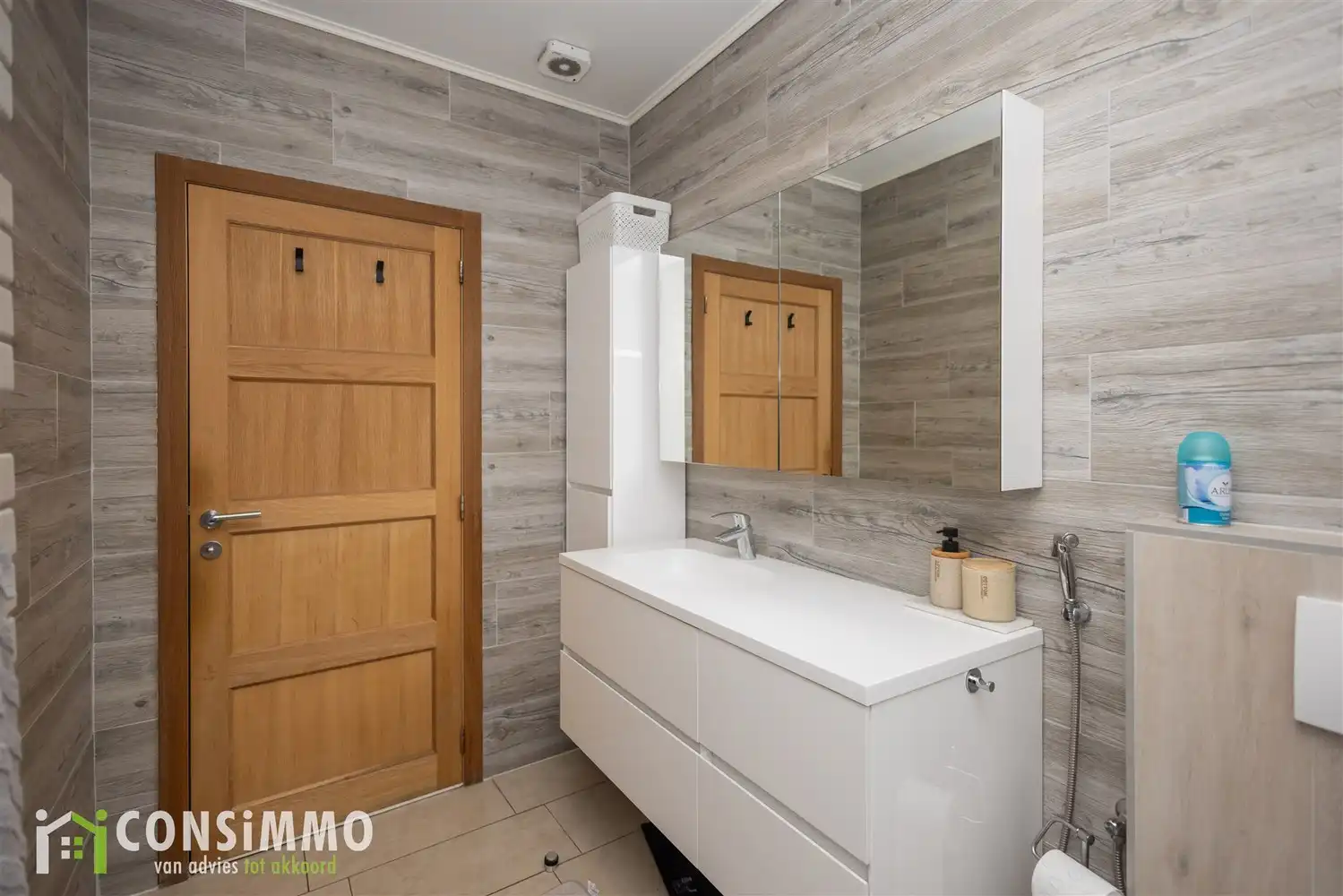 Instapklare en ruime woning met 5 slaapkamers in Genk foto 13