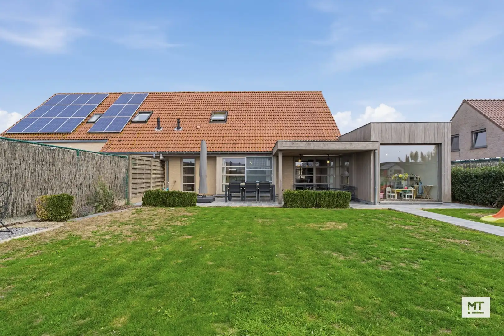 Instapklare halfopen woning met 3 slpk, tuin en garage in een rustige residentiële wijk te Houthulst foto {{pictureIndex}}