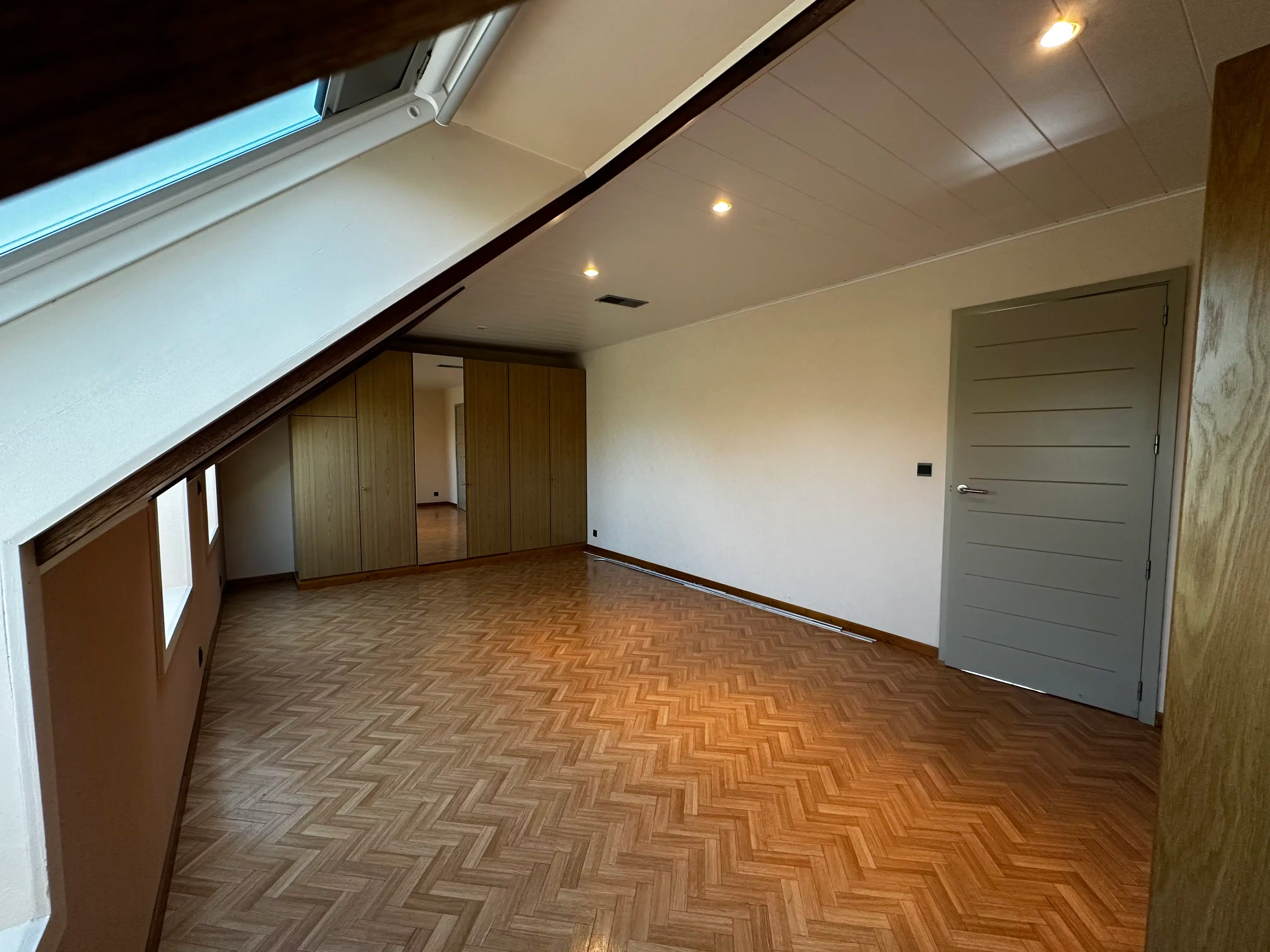 Ruime en lichtrijke woning te huur in het rustige Knesselare foto 13