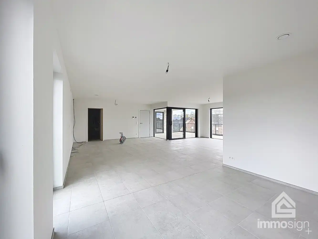 Instapklaar penthouse met 2 slaapkamers, ruim terras, 2 parkeerplaatsen en berging te Kinrooi foto 2