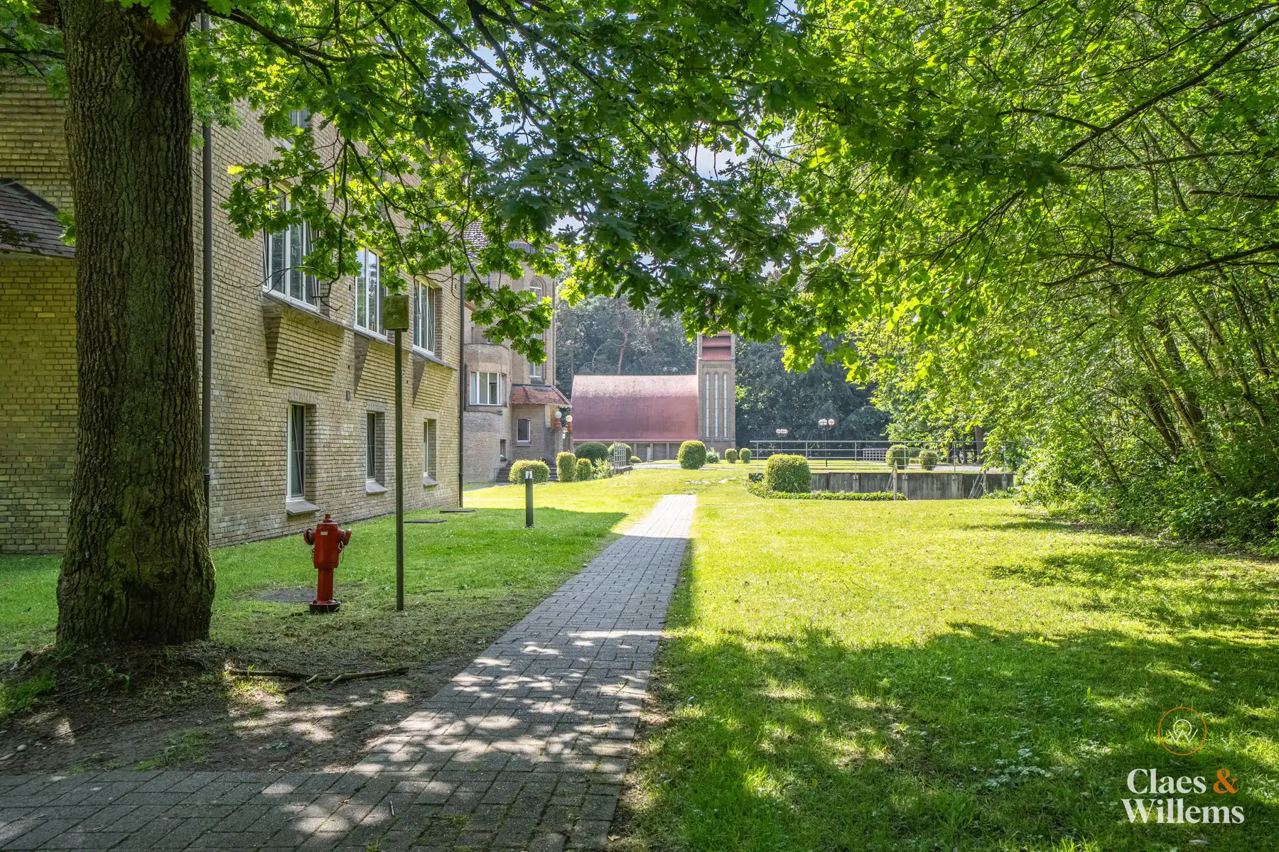 Gelijkvloers erfgoedappartement met tuin in Halle foto 4