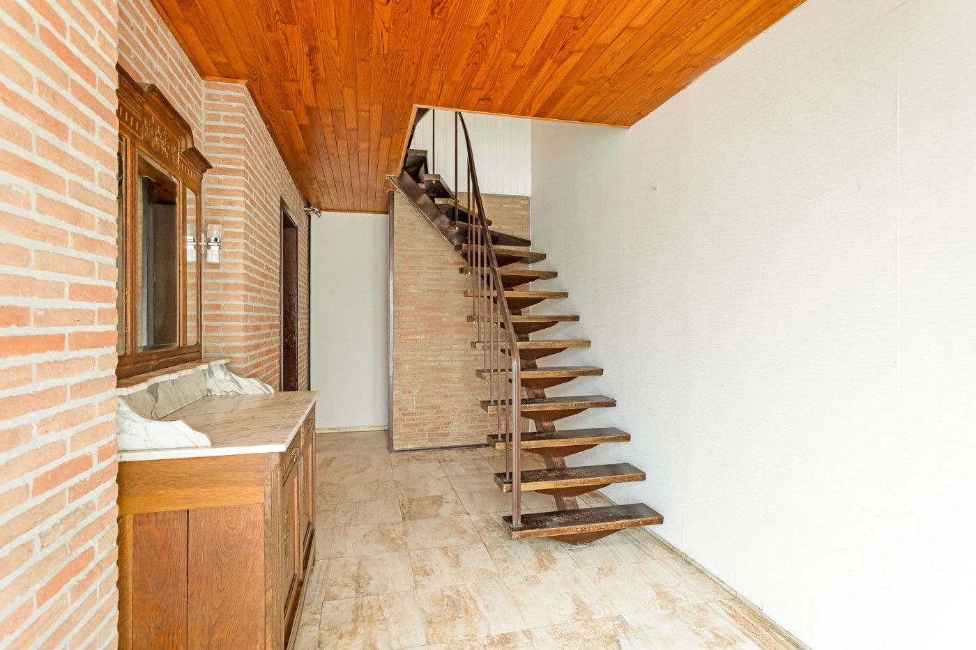 Centraal gelegen, op te frissen woning met 2 à 3 slpk., inpandige garage en tuin foto 2