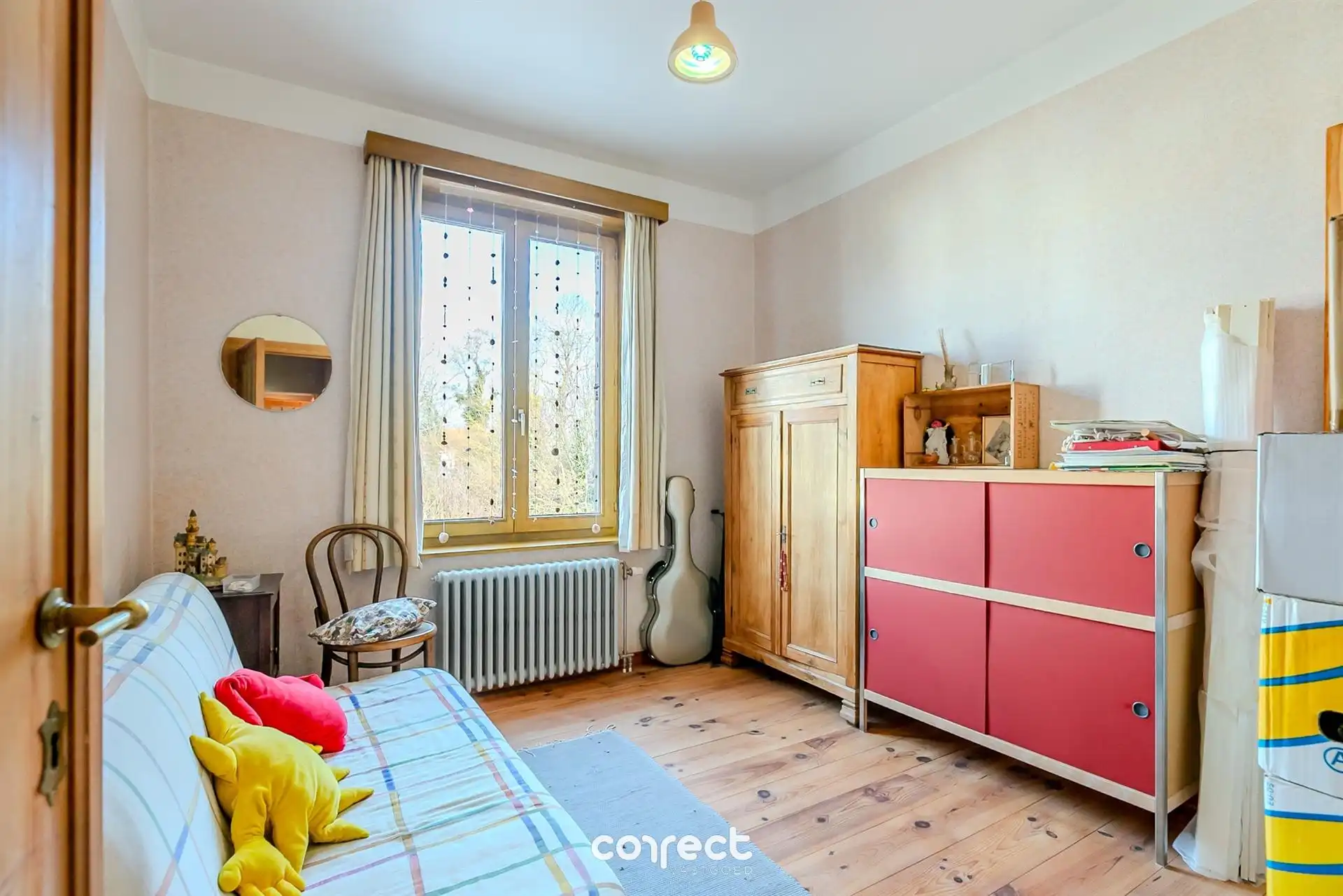 Karaktervolle, ruime gerenoveerde woning met oprit, garage en zuidgerichte tuin. foto 14