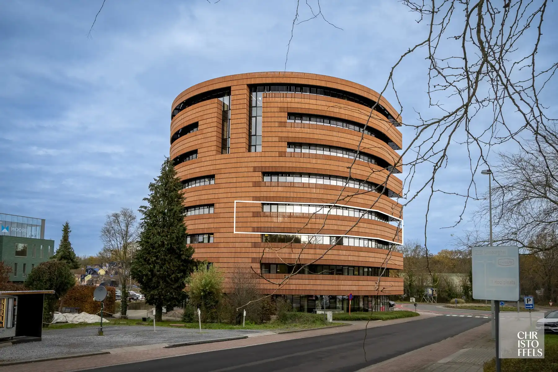 Moderne kantoor/praktijk- ruimte (221m²)  in het iconische Botta-gebouw, centraal gelegen te Genk foto {{pictureIndex}}