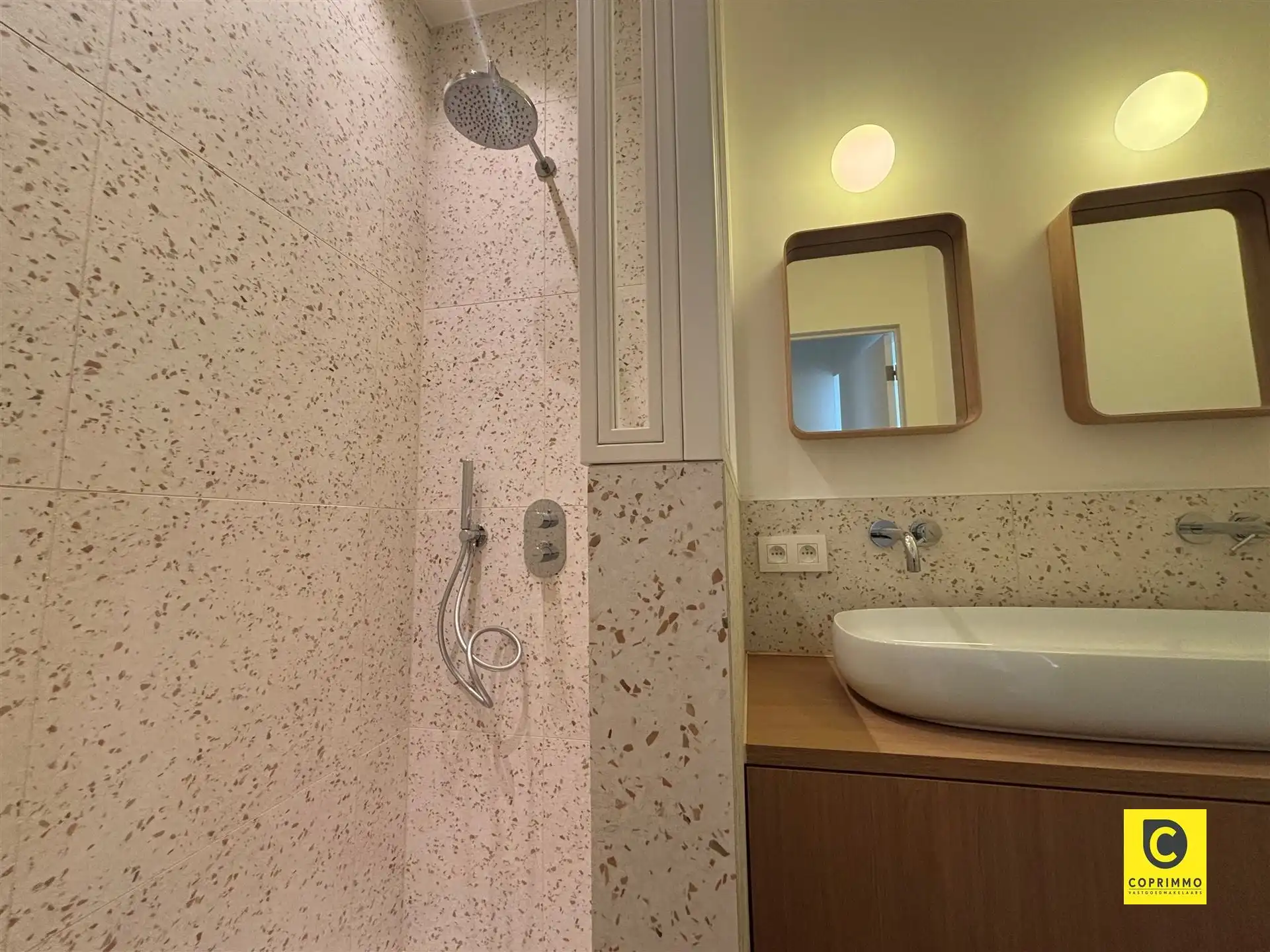 Gerenoveerd 2 slp app met terras! foto 7