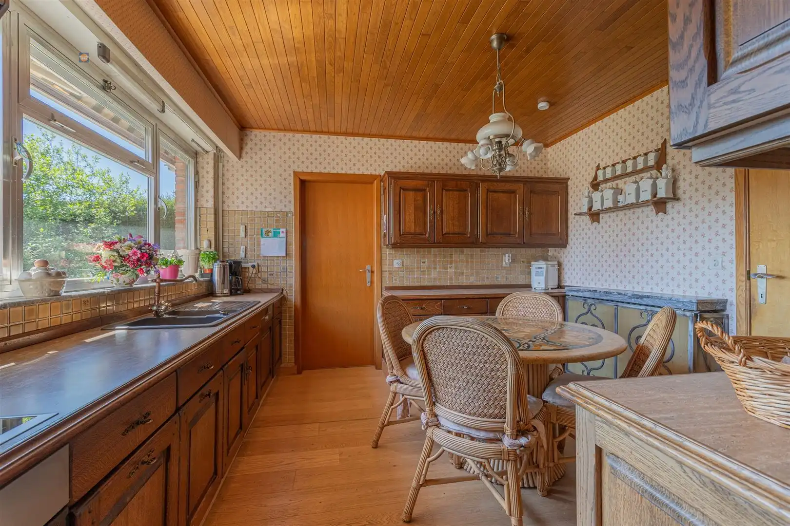 Karaktervolle villa met bijgebouw en ruime parking foto 5