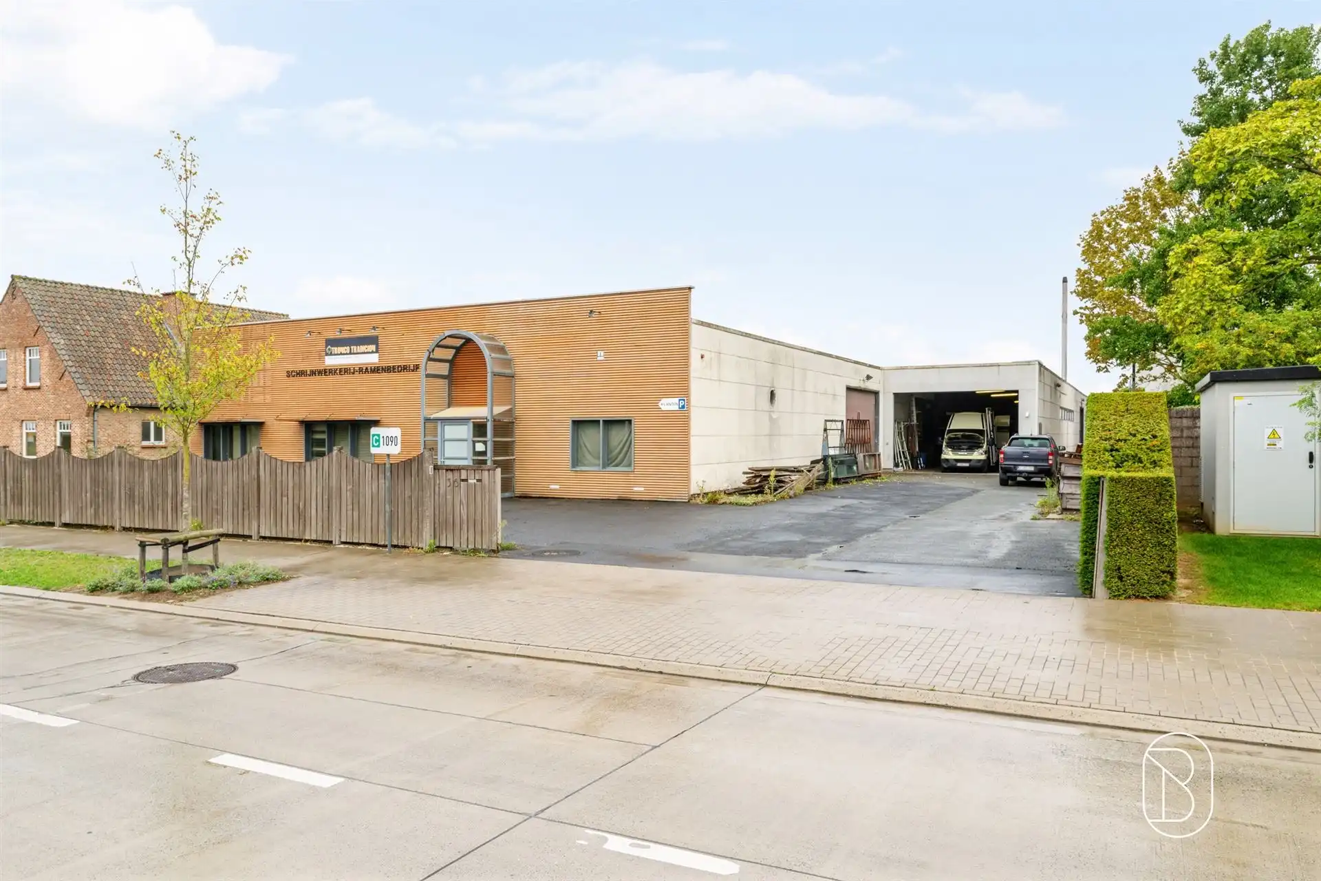Groot atelier met kantoren en parking.  foto 4
