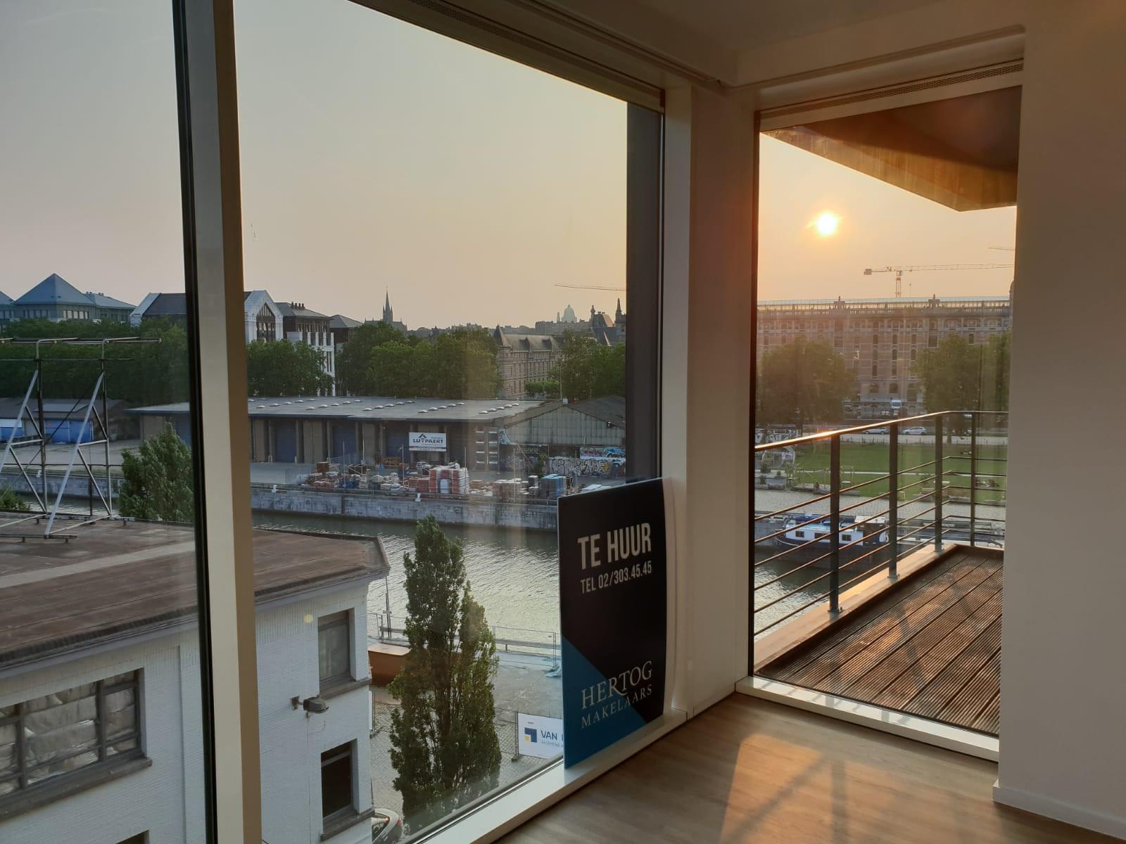 Knappe loft tussen Tour & Taxis en het Noordstation foto {{pictureIndex}}