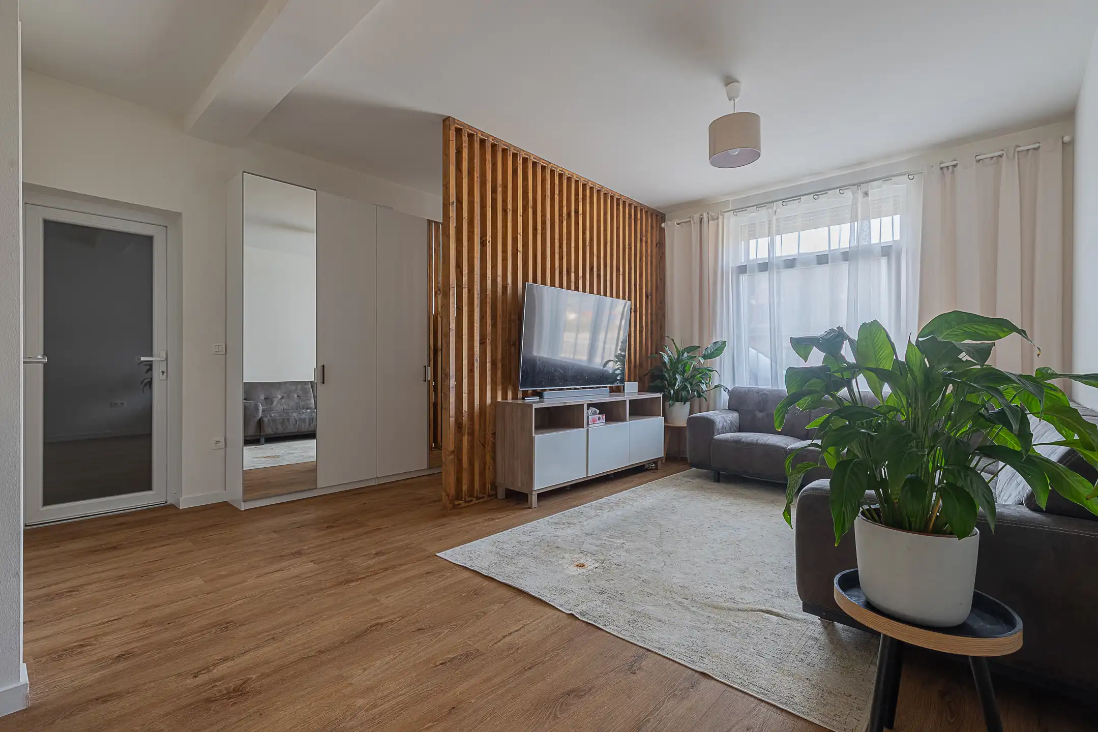 HERZELE- Recent gerenoveerde woning op centrale locatie  foto 7