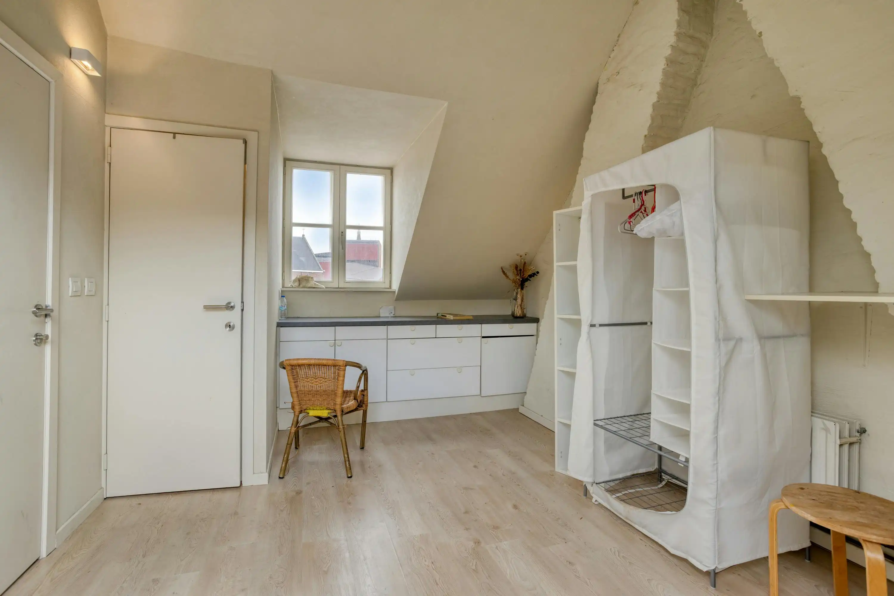 Karaktervol huis te renoveren in Brugge nabij het station foto 8