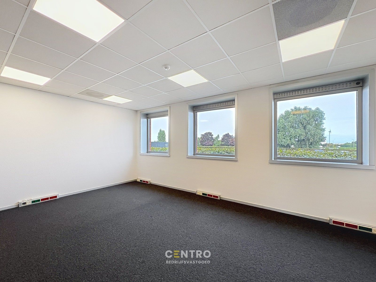 Instapklare KANTOORRUIMTE (± 700 m²) - ALL-IN formule (huur, verbruik, randaccomodatie, etc.) te IEPER. foto 9