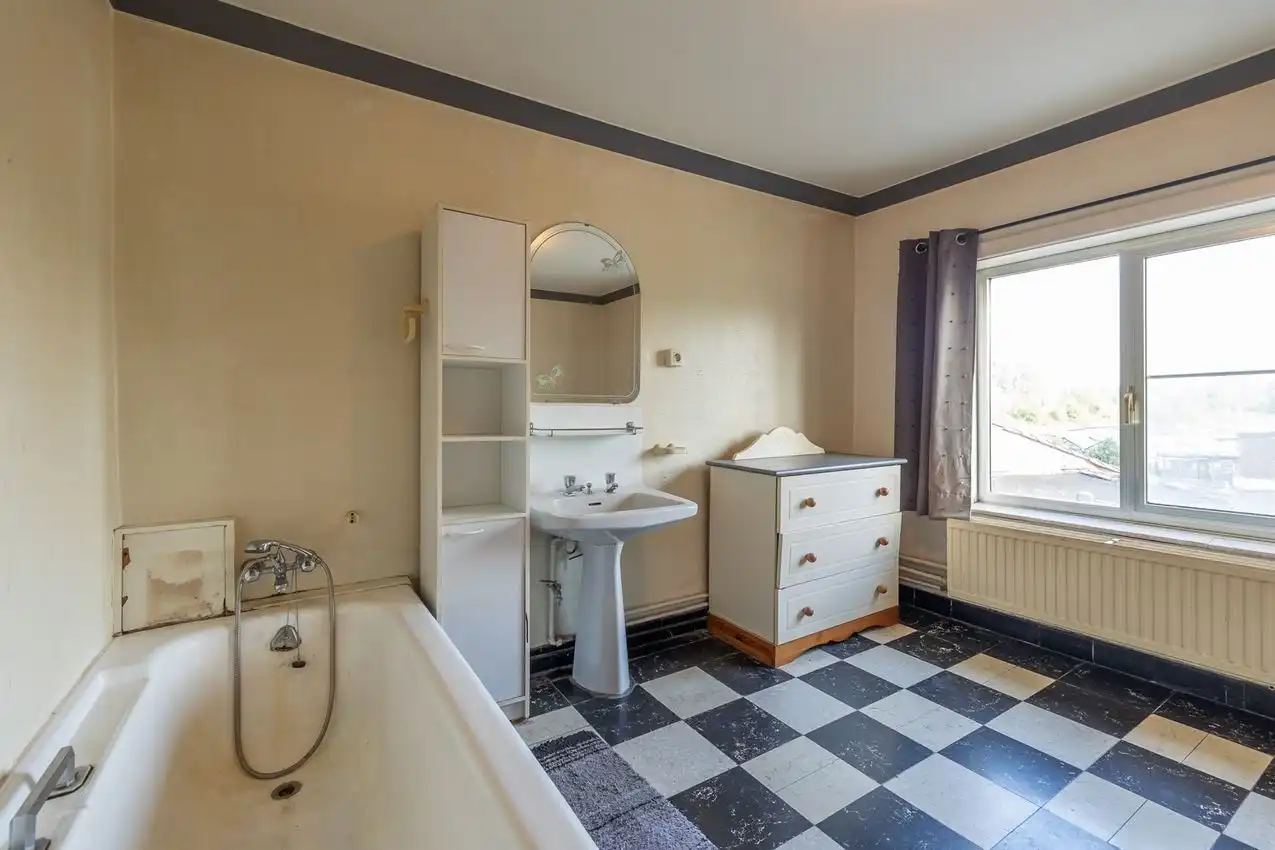 Te renoveren woning met ruimte, rust en potentieel foto 15
