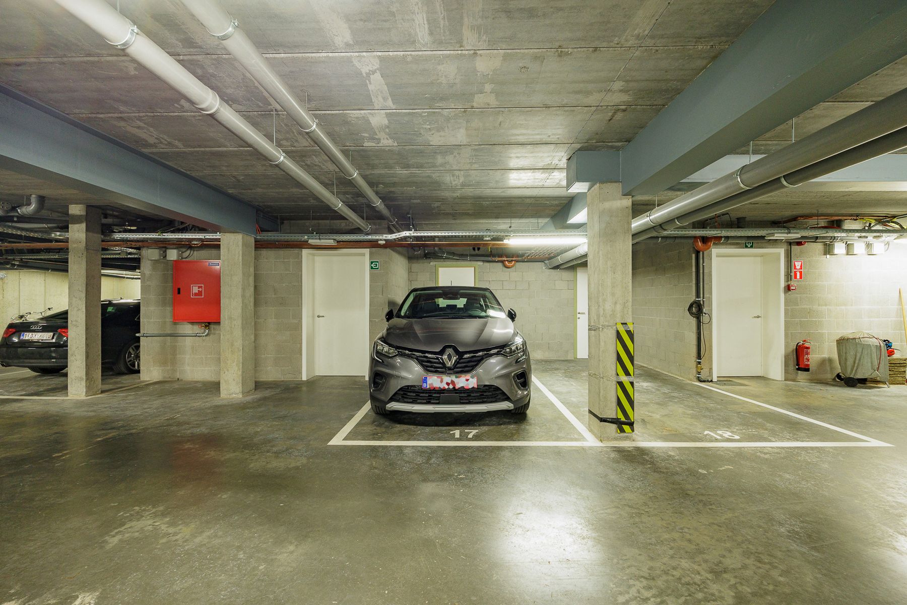 Autostaanplaats + ruime berging, mogelijkheid tot huren foto {{pictureIndex}}