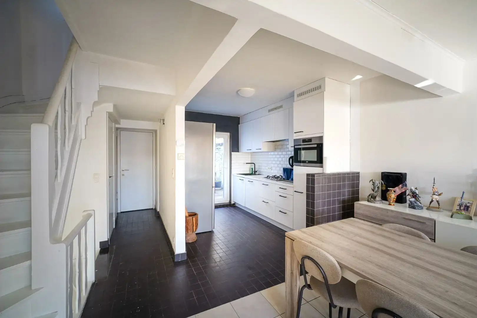 Woning met ruime garage en zicht op de vaart in Bredene foto 9