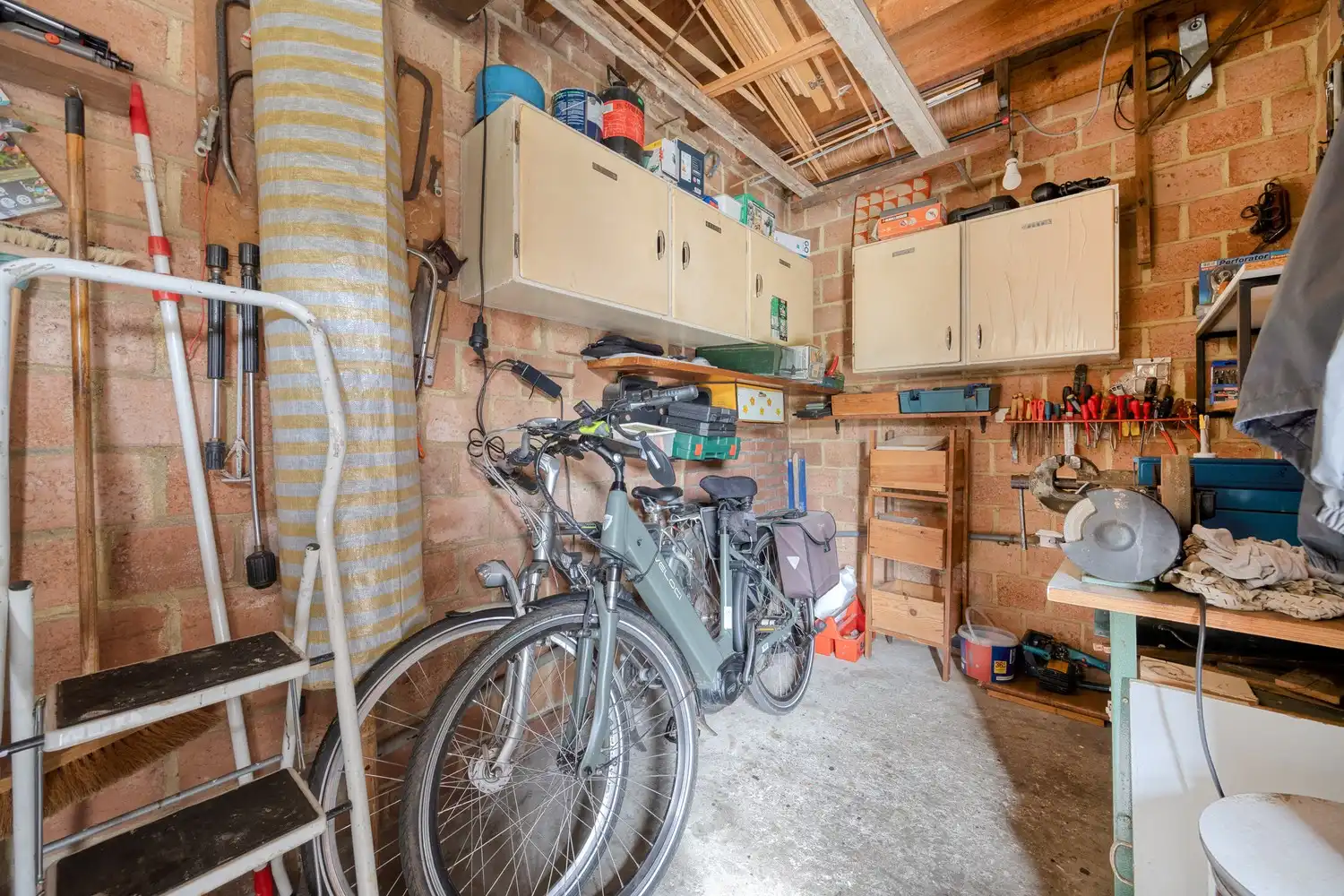 Gezinswoning met 4 slaapkamers en aangelegde tuin in doodlopende straat foto 39