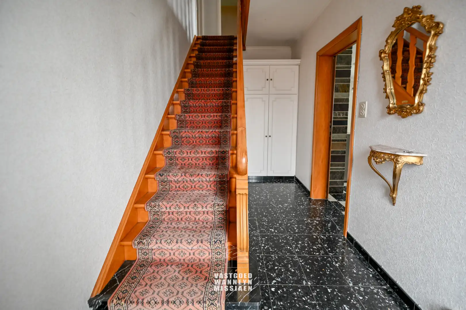 Ruime halfopen bebouwing met 4 slaapkamers, garage en tuin foto 3