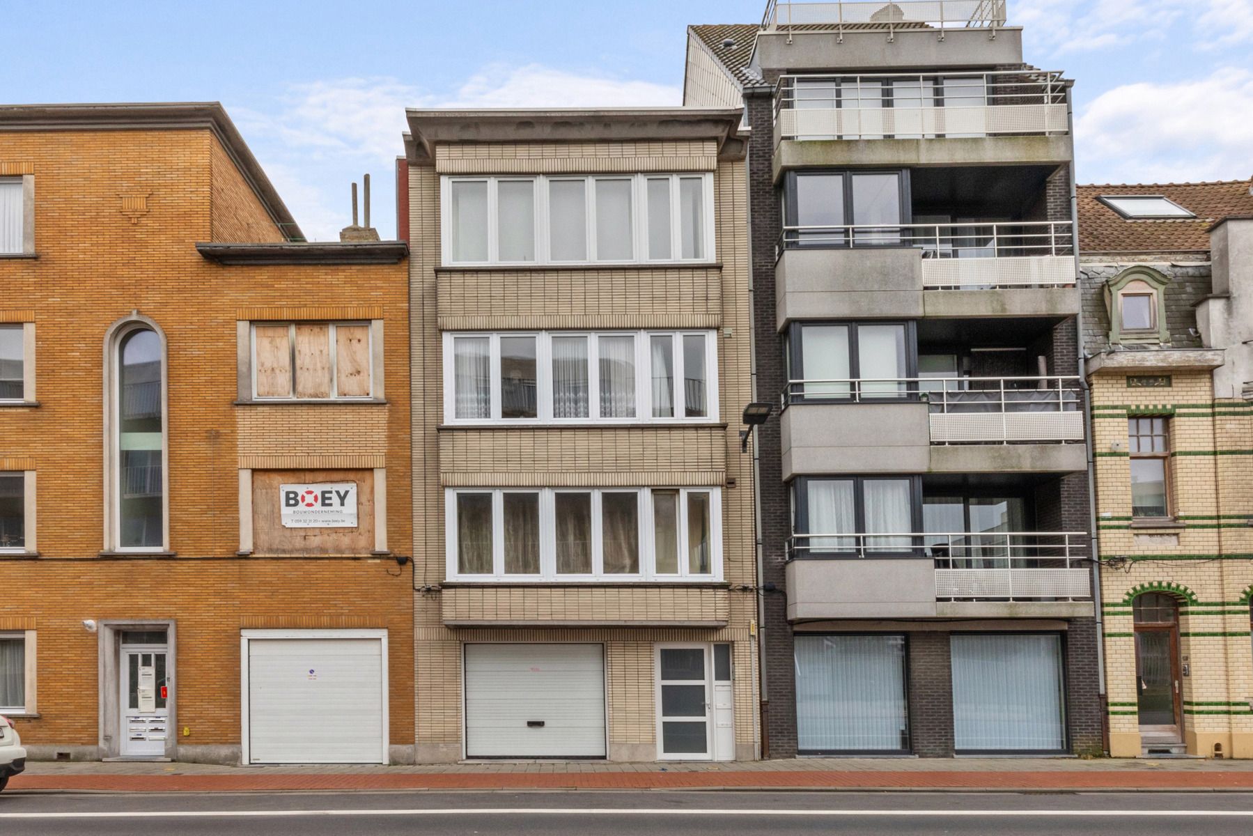 Opbrengsteigendom: 3 x 2-slpk appartementen en 3 garages foto 1